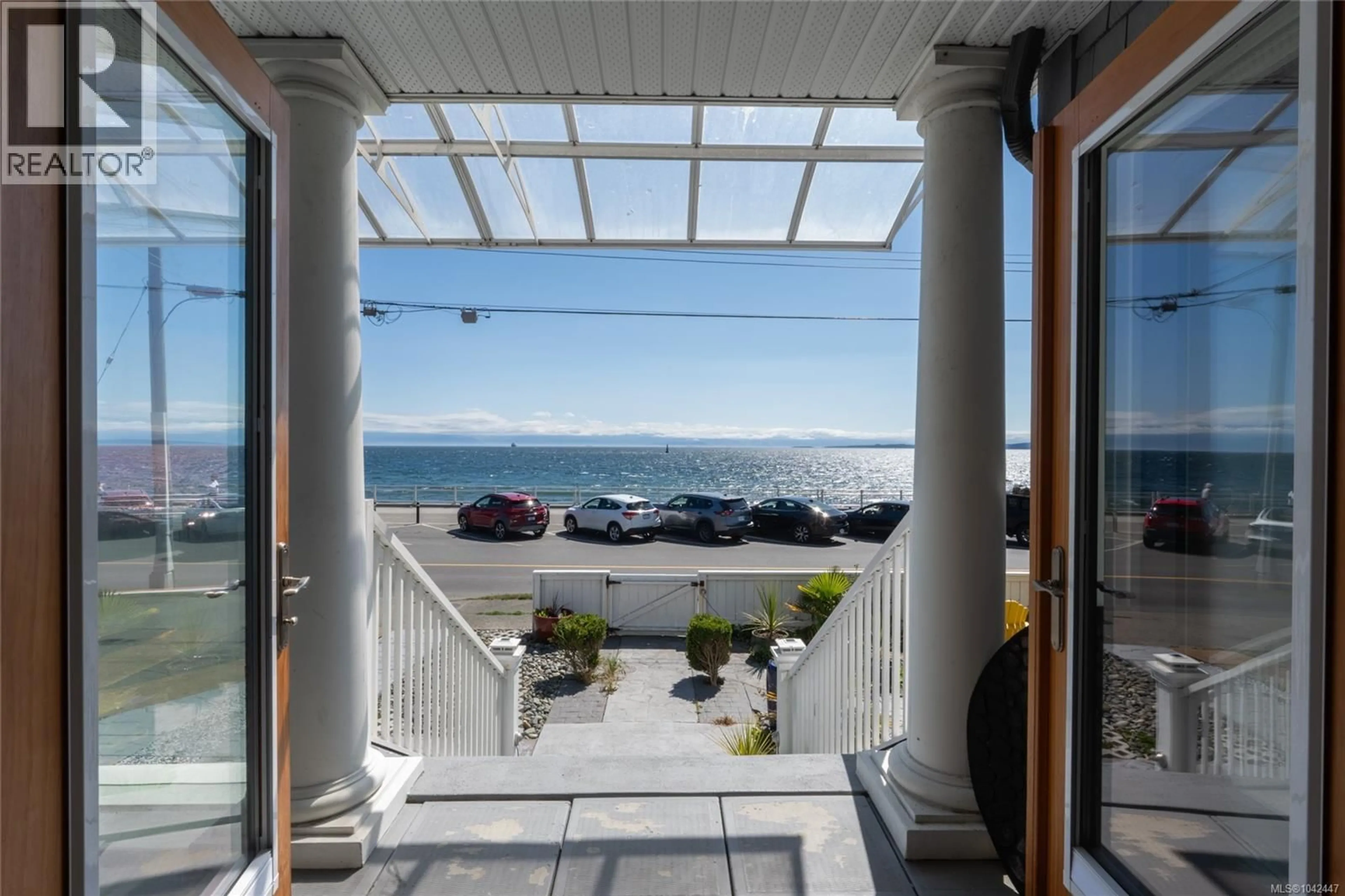 Patio, water/lake/river/ocean view for 1 - 338 DALLAS ROAD, Victoria British Columbia V8V1A8