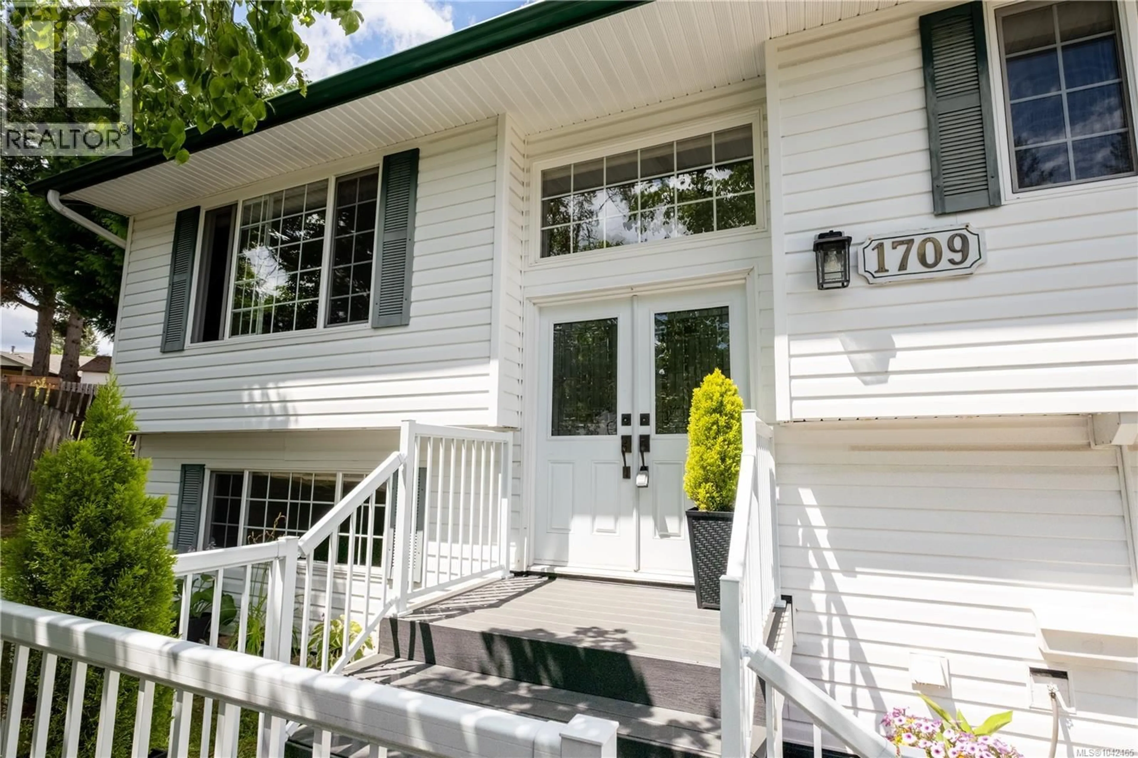 Home with vinyl exterior material, street for 1709 MAHTMOF PLACE, Comox British Columbia V9M2L9