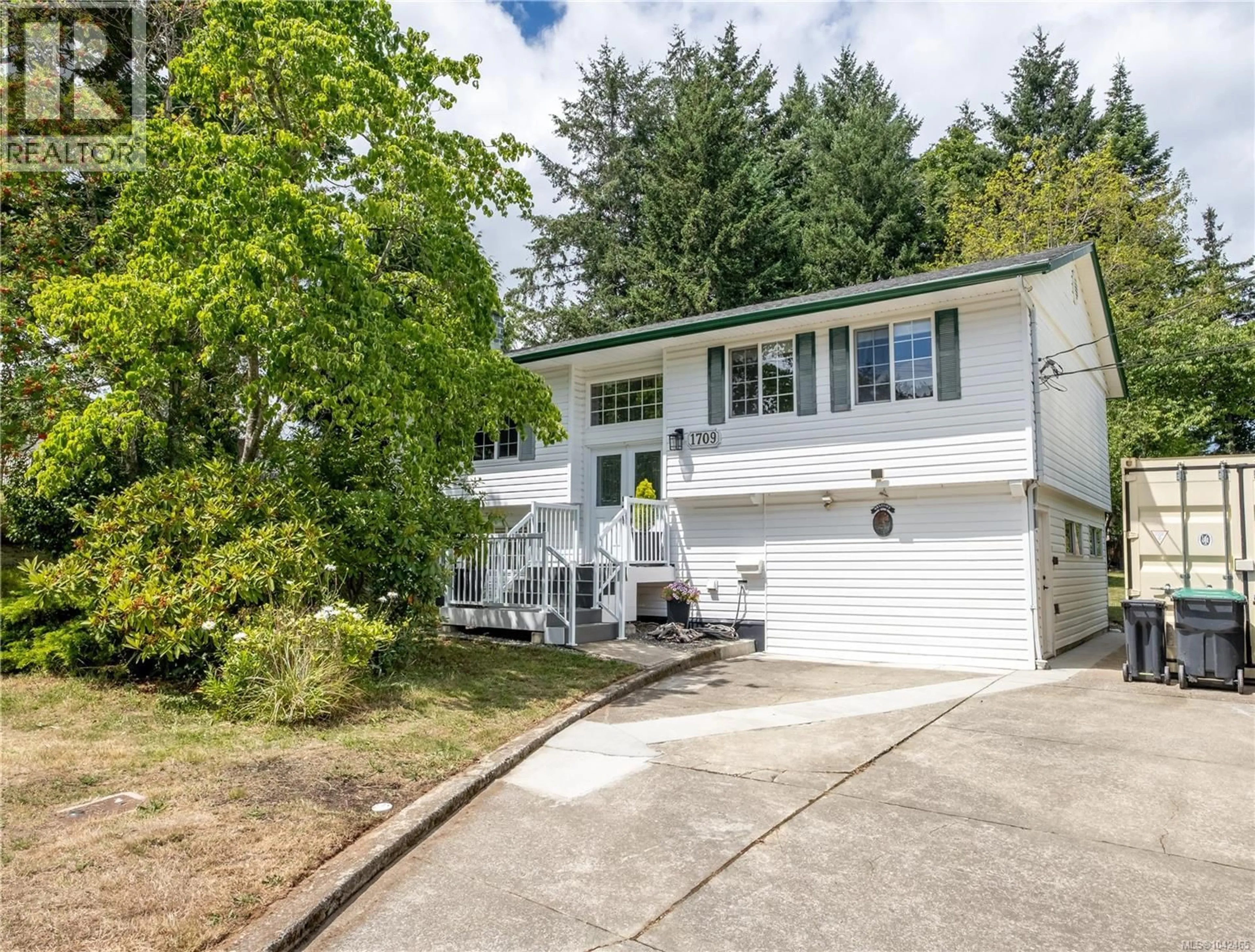 Home with vinyl exterior material, street for 1709 MAHTMOF PLACE, Comox British Columbia V9M2L9