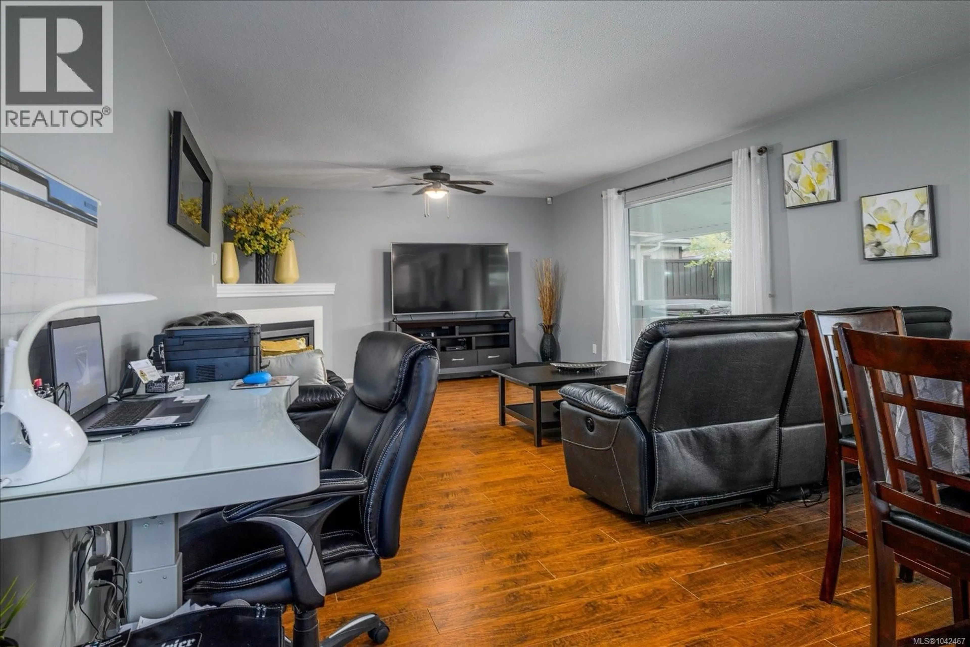 Living room with furniture, wood/laminate floor for 308 CHURCH ROAD, Parksville British Columbia V9P2T8