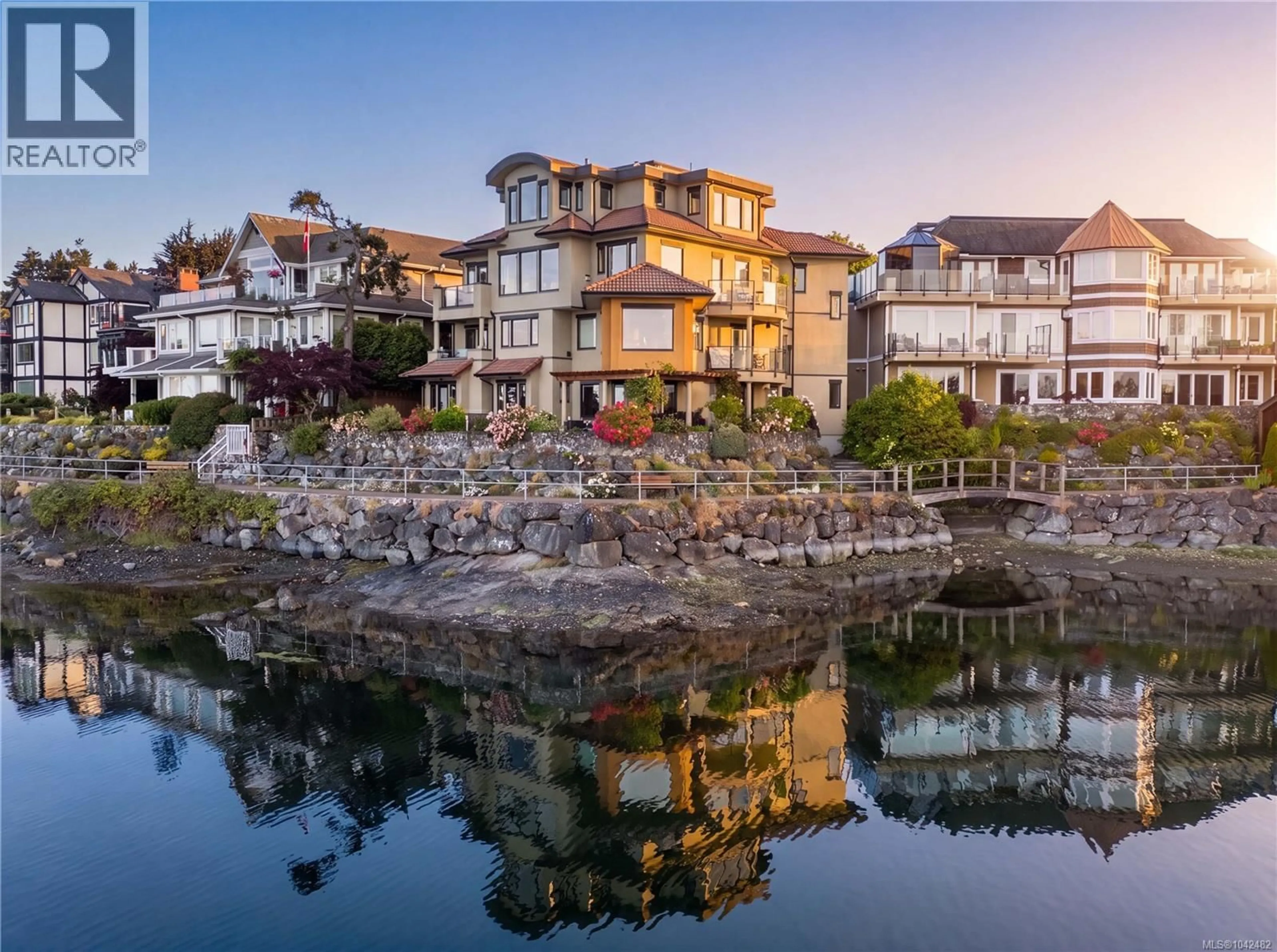 Blurry image for 201 - 9949 THIRD STREET, Sidney British Columbia V8L3B1