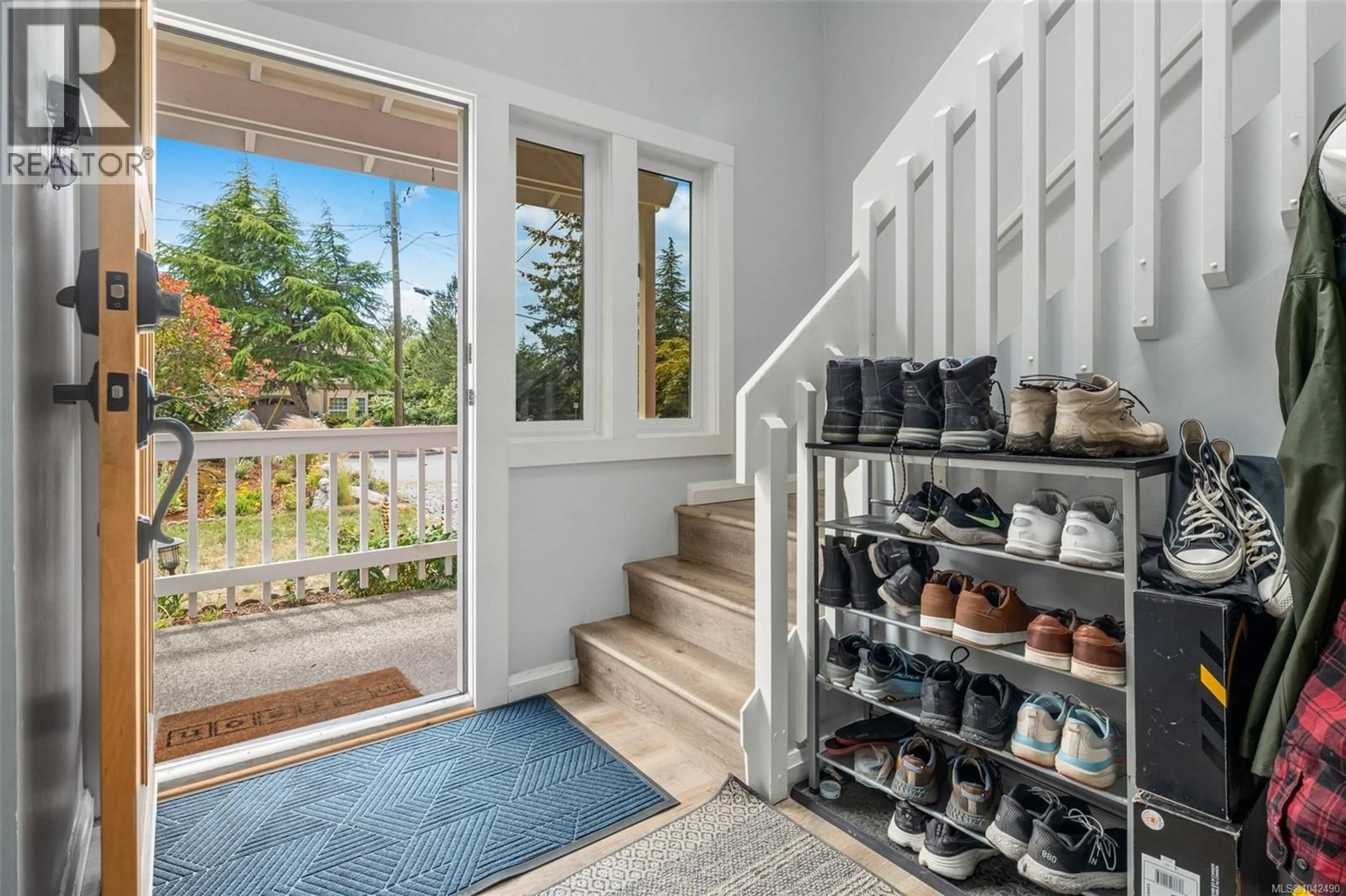 Indoor entryway for 335 DAMON DRIVE, View Royal British Columbia V9B5G5