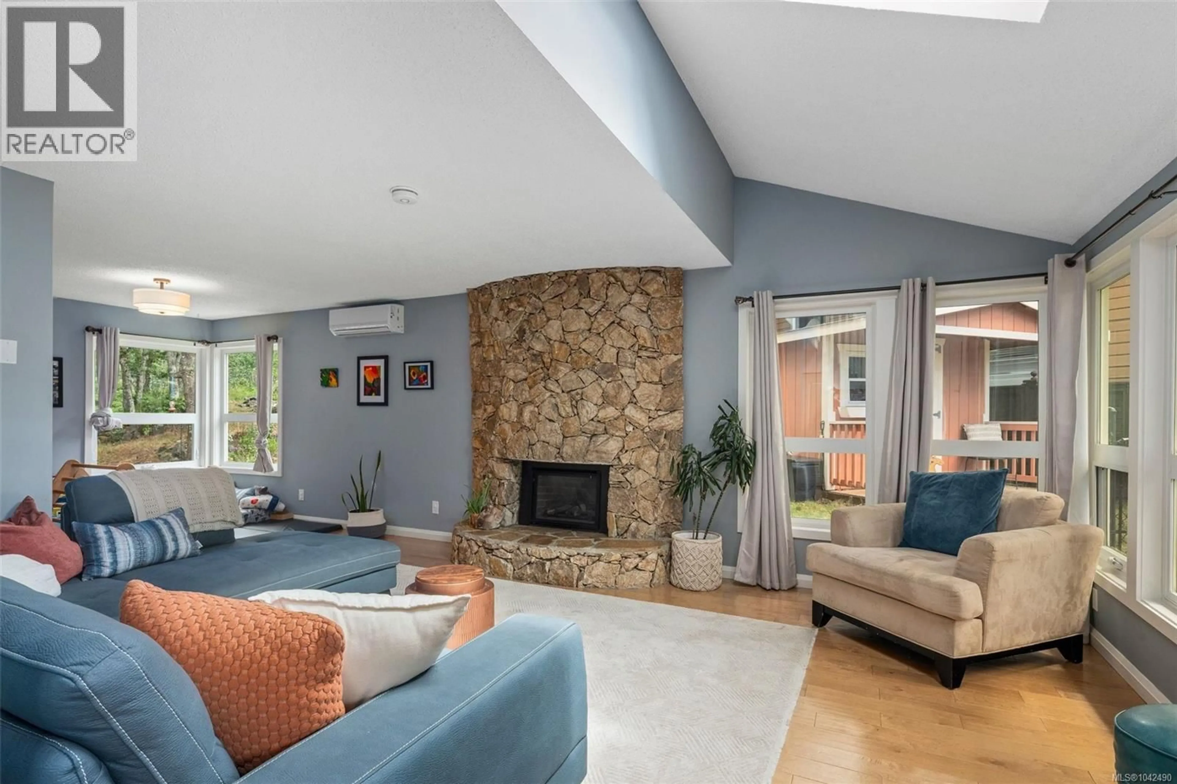 Living room with furniture, unknown for 335 DAMON DRIVE, View Royal British Columbia V9B5G5