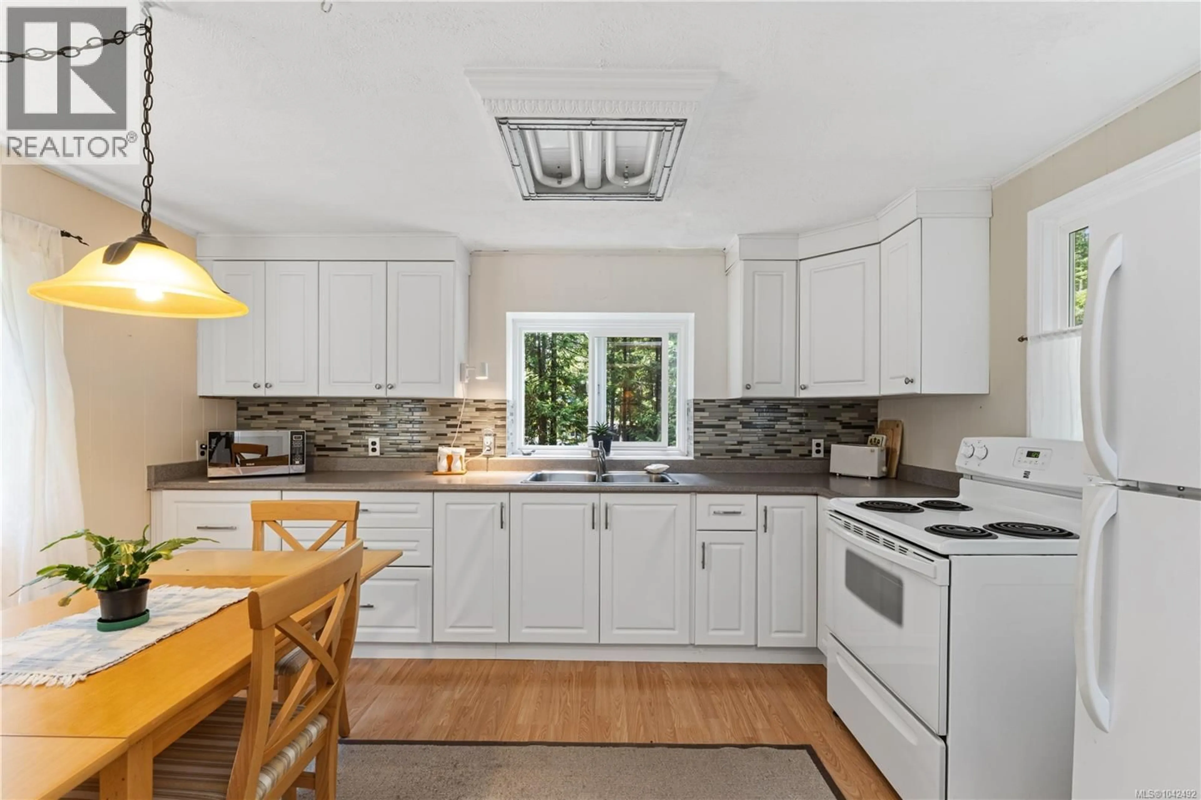 Standard kitchen, ceramic/tile floor for 1132 PAT BURNS AVENUE, Gabriola Island British Columbia V0R1X2