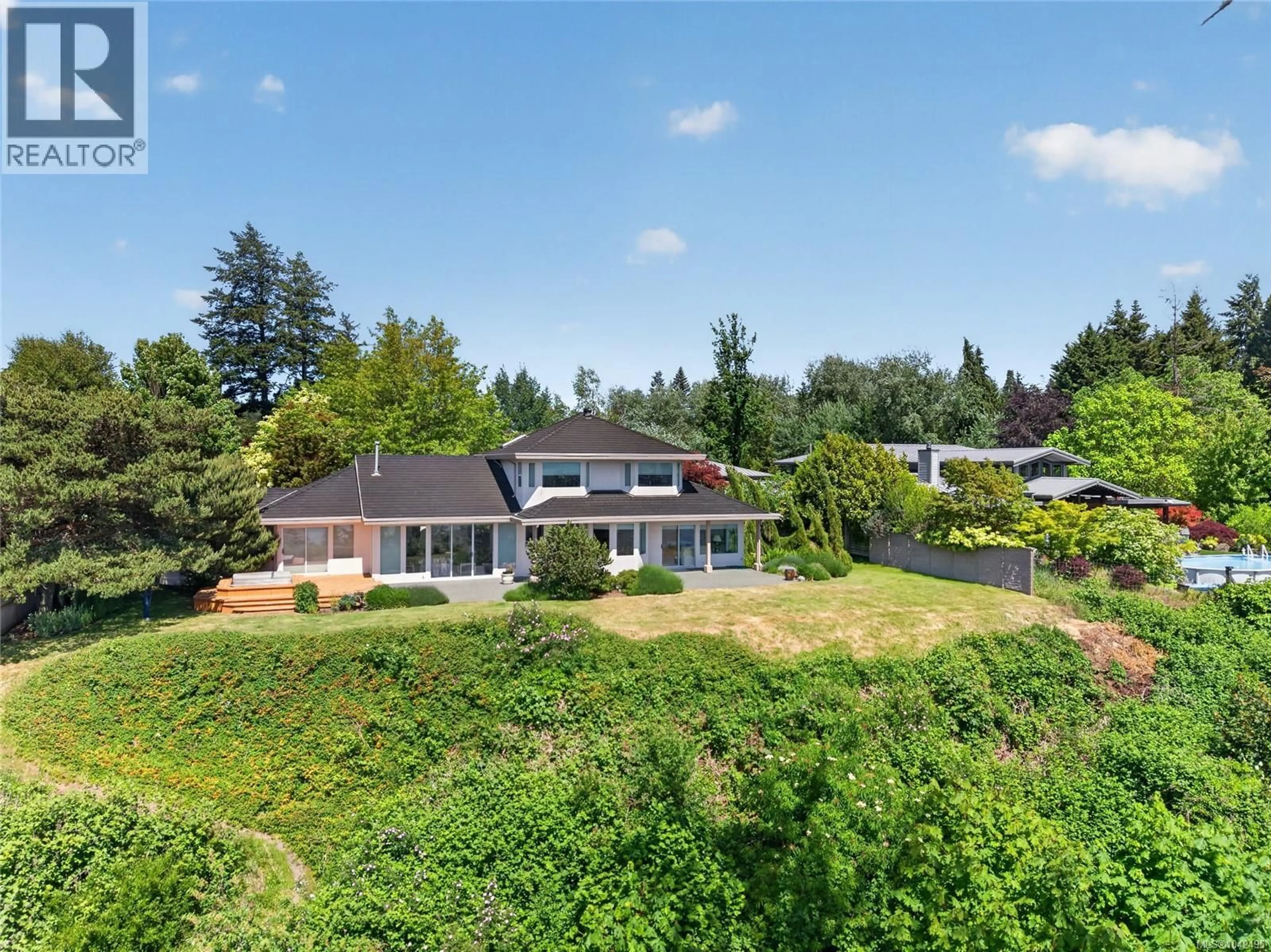 A pic from outside/outdoor area/front of a property/back of a property/a pic from drone, unknown for 1627 BEAUFORT AVENUE, Comox British Columbia V9M1R8