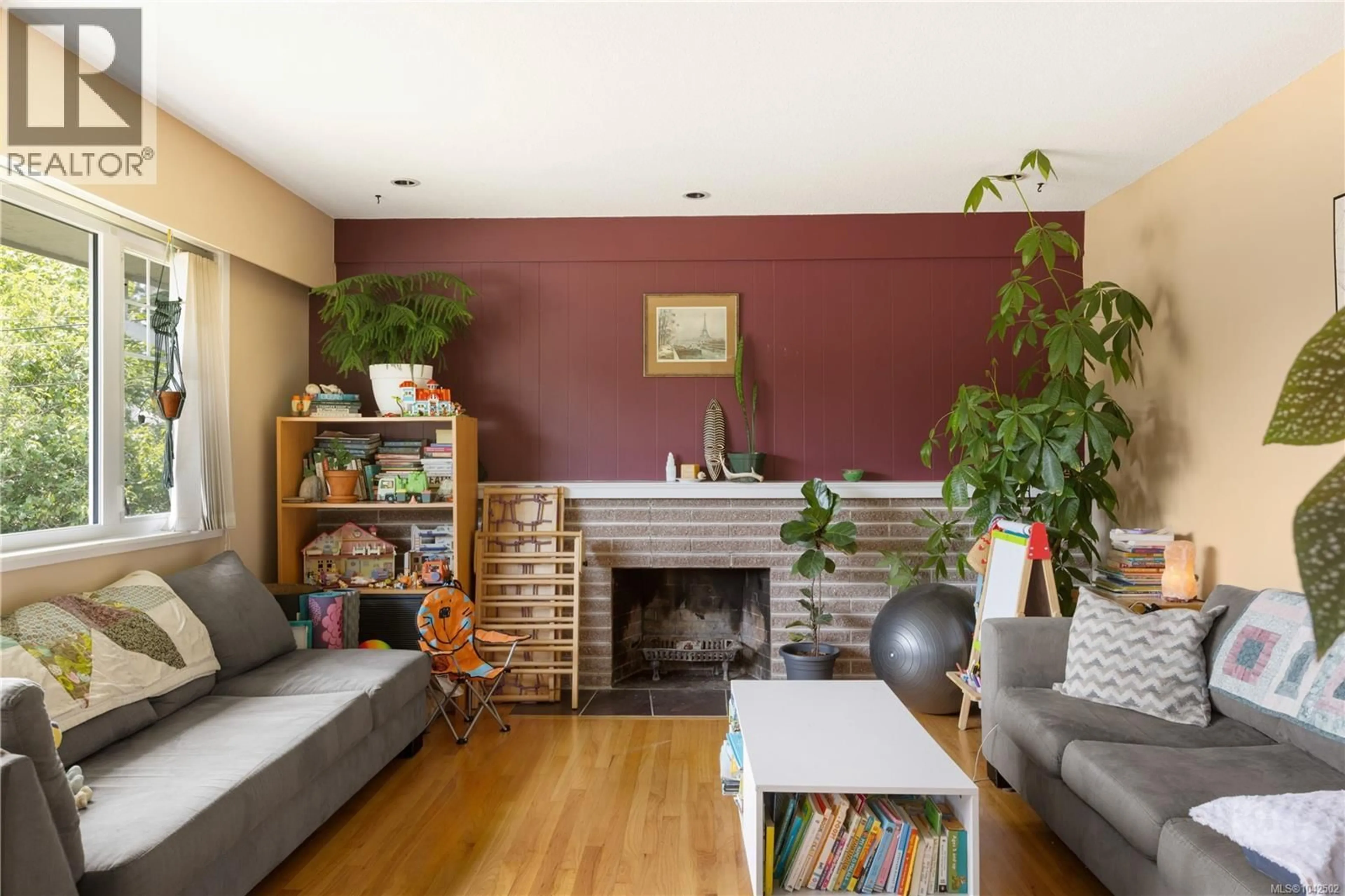 Living room with furniture, wood/laminate floor for 1730 CHRISTMAS AVENUE, Saanich British Columbia V8P2X9