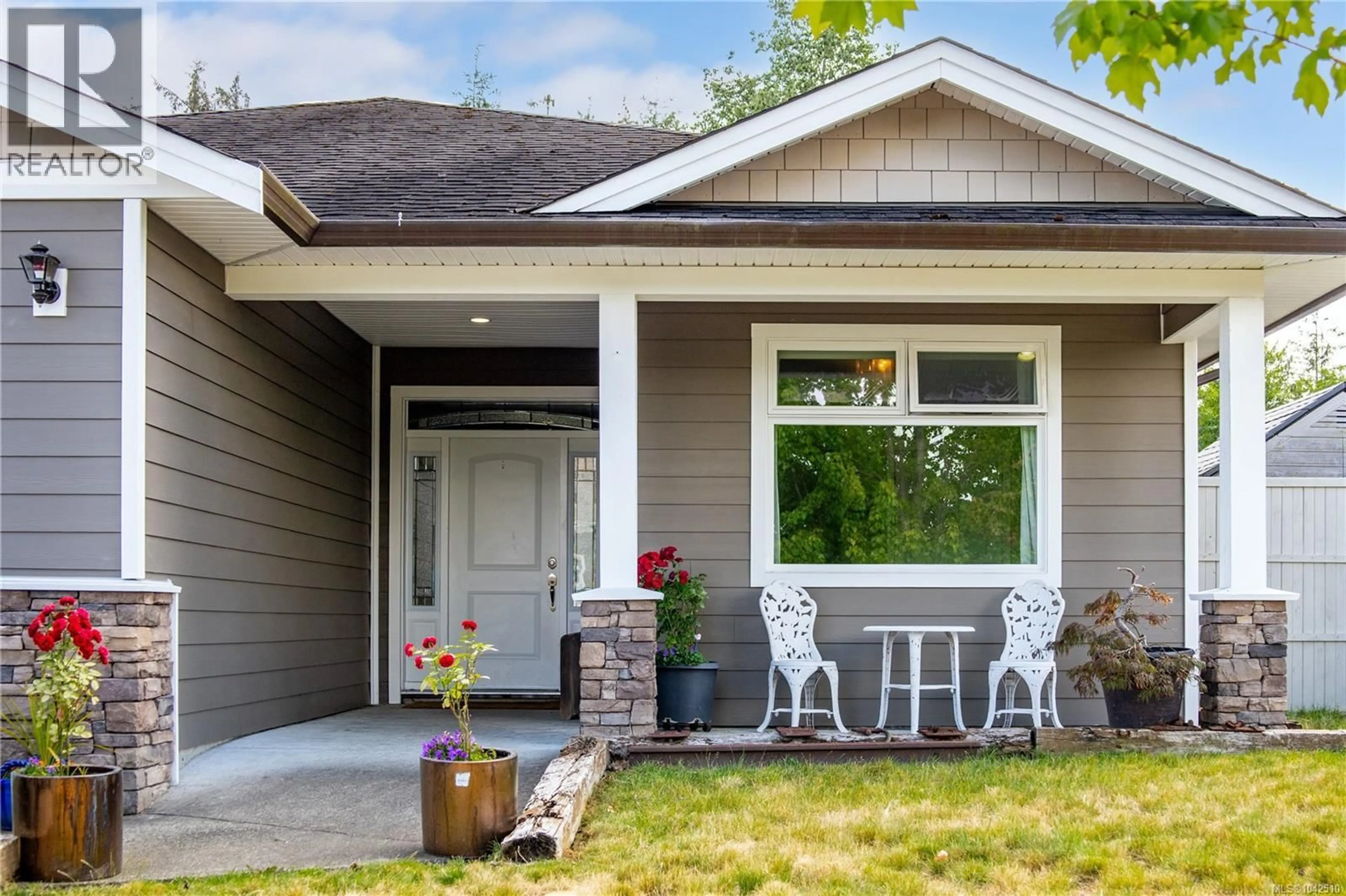Home with vinyl exterior material, street for 117 STRATHCONA WAY, Campbell River British Columbia V9H1W4