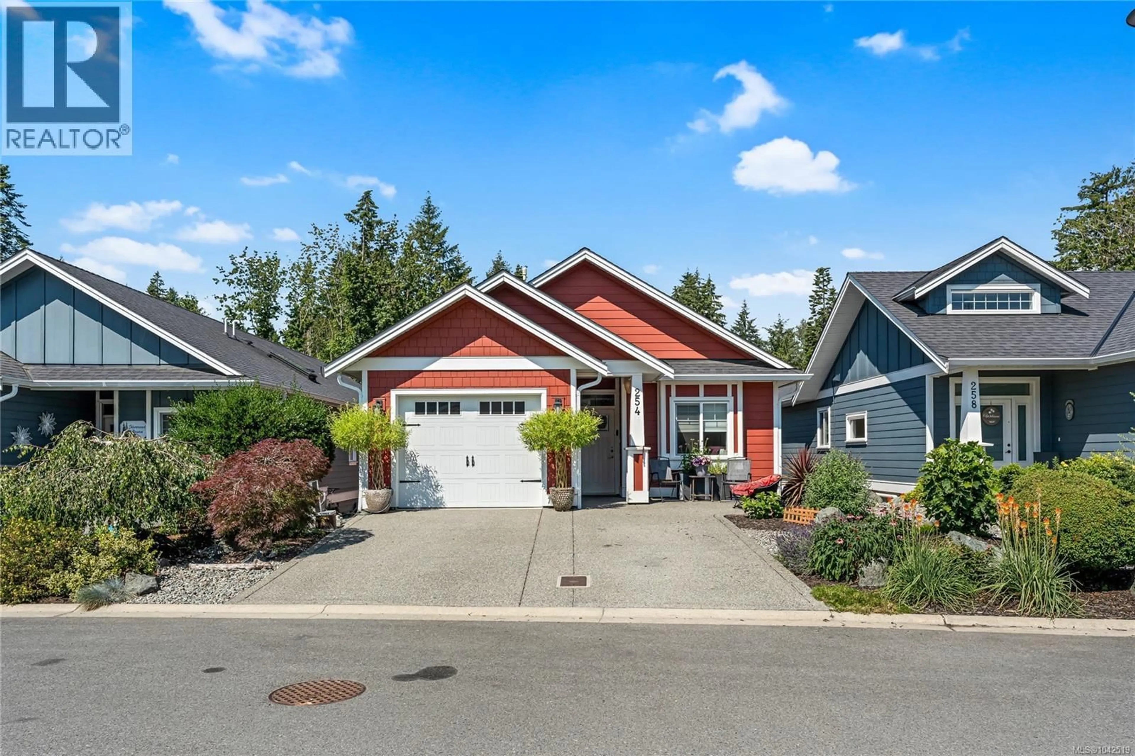 Home with vinyl exterior material, street for 254 EDGEWOOD CRESCENT, Duncan British Columbia V9L0G6