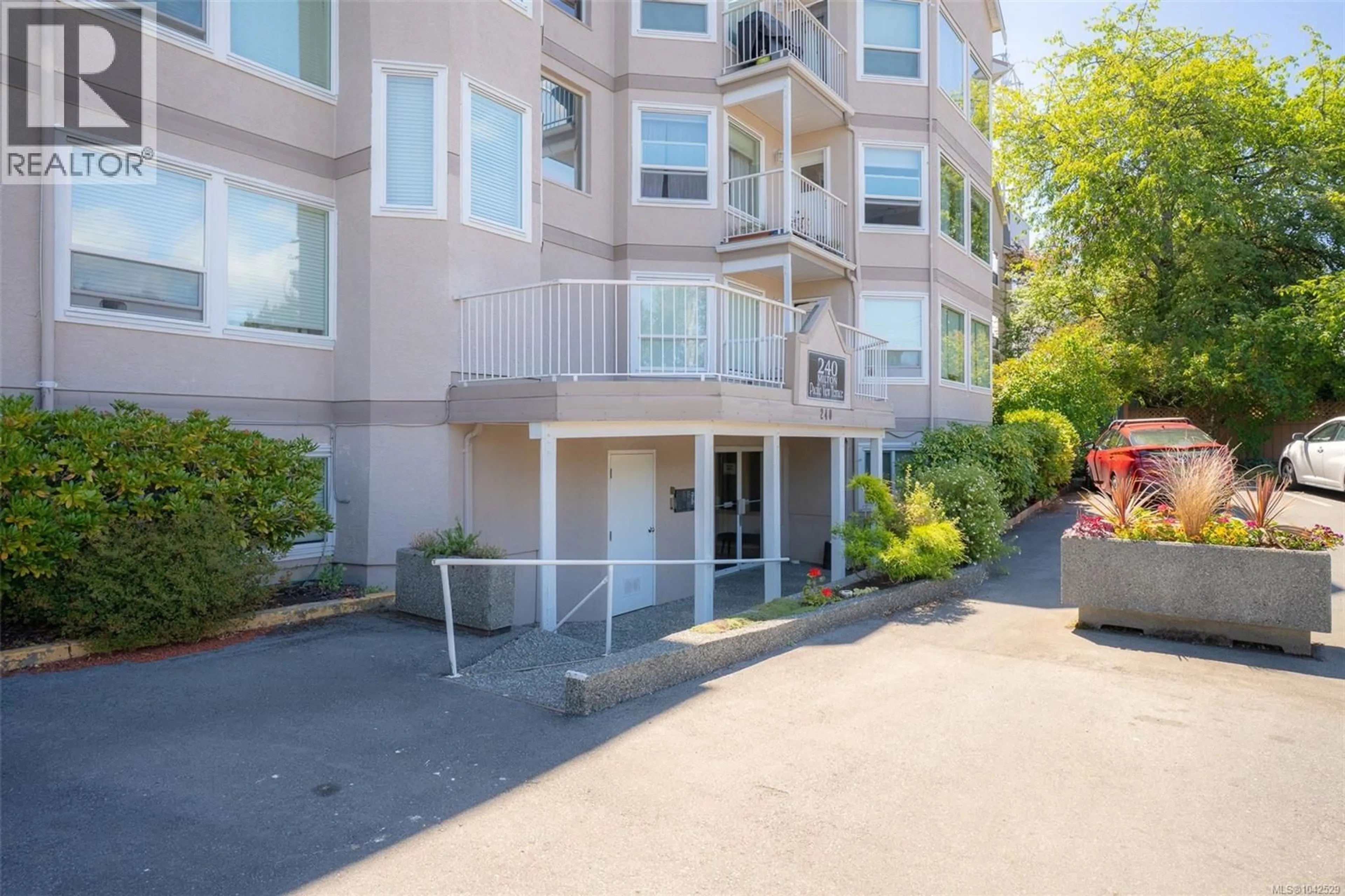 Patio, water/lake/river/ocean view for 305 - 240 MILTON STREET, Nanaimo British Columbia V9R2K6