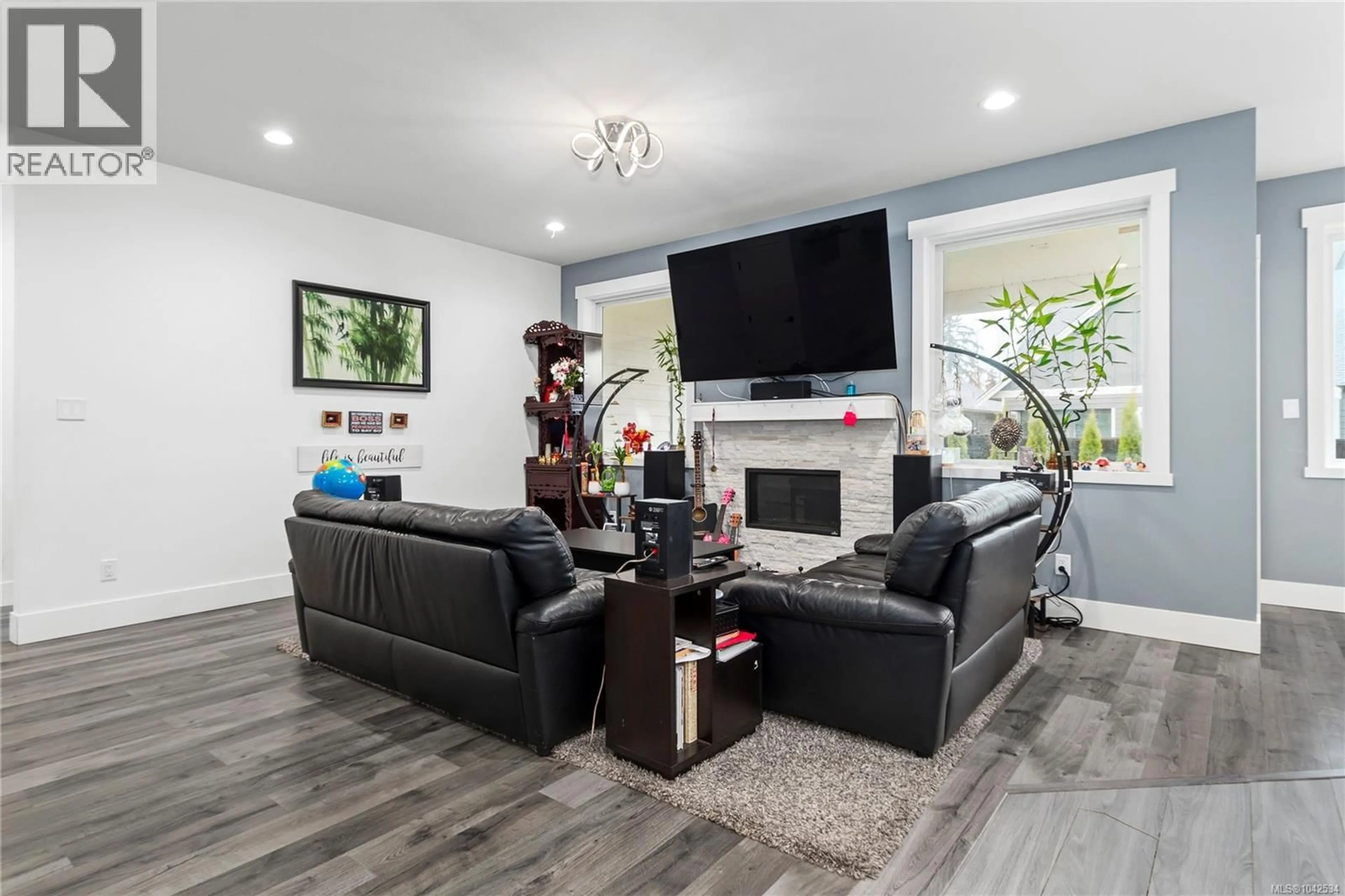 Living room with furniture, wood/laminate floor for 720 SITKA STREET, Campbell River British Columbia V9H0E5