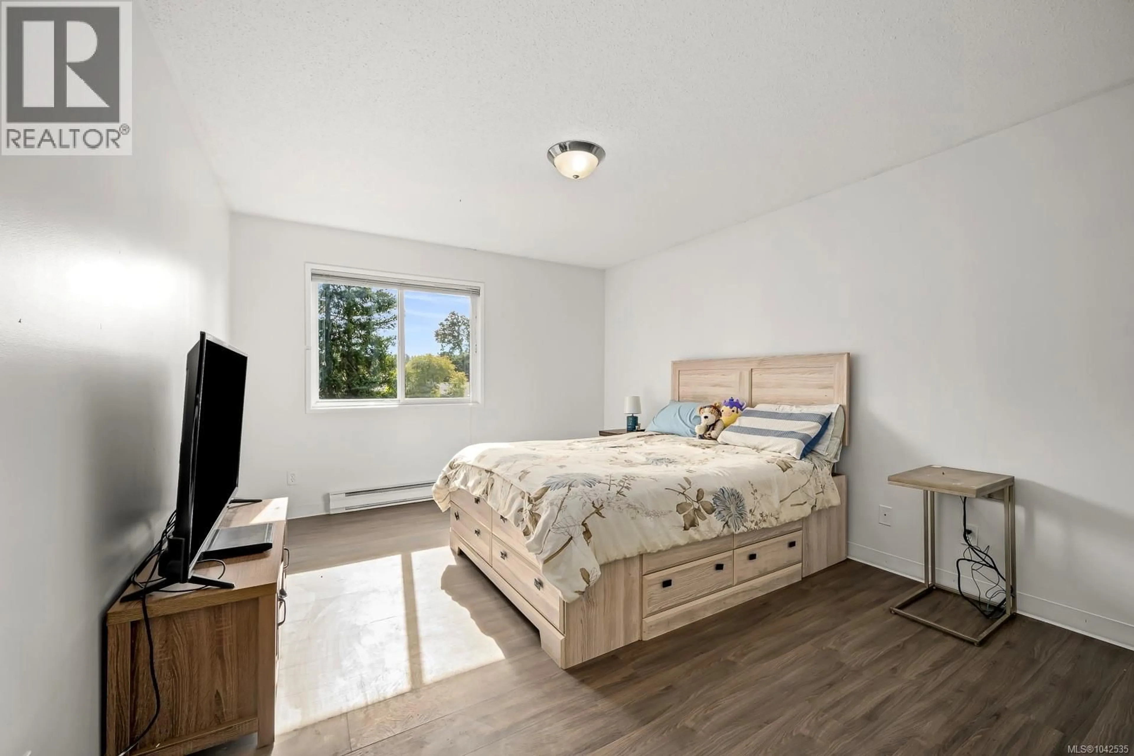 Bedroom with bed, wood/laminate floor for 306A - 178 BACK ROAD, Courtenay British Columbia V9N3W6