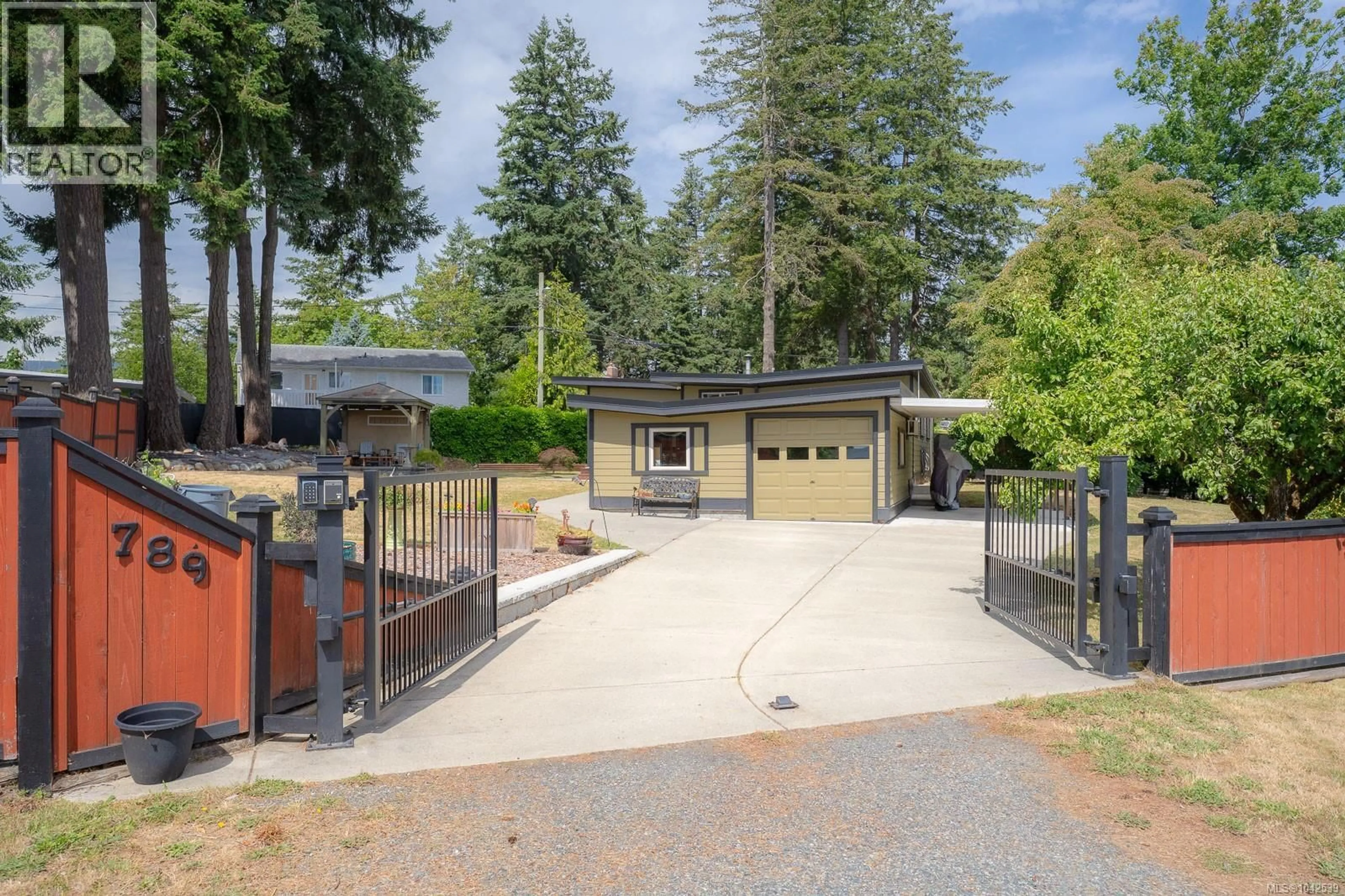 A pic from outside/outdoor area/front of a property/back of a property/a pic from drone, street for 789 BOWMAN AVENUE, Nanaimo British Columbia V9R4L5