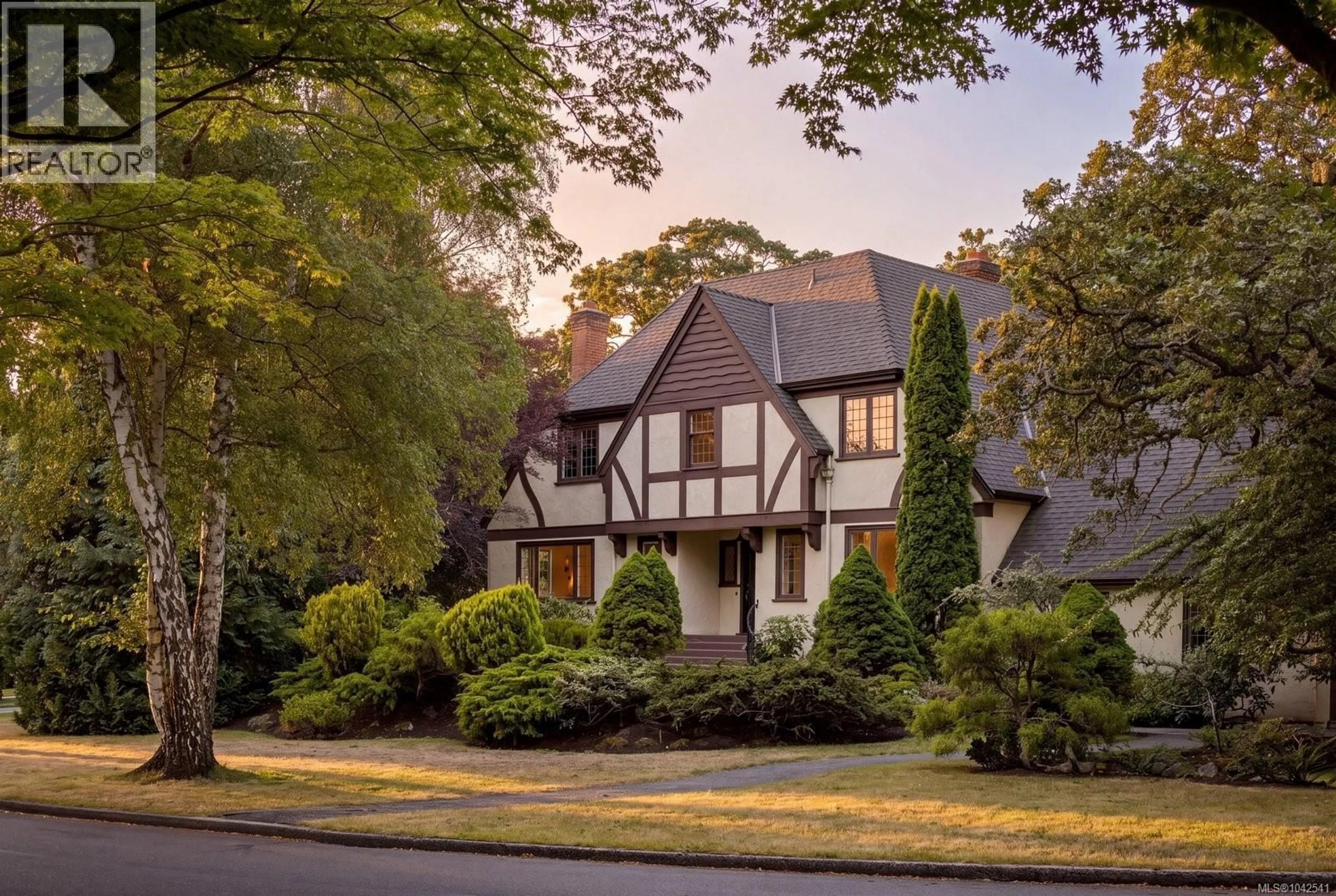 Home with vinyl exterior material, street for 3400 UPPER TERRACE ROAD, Oak Bay British Columbia V8R6E6