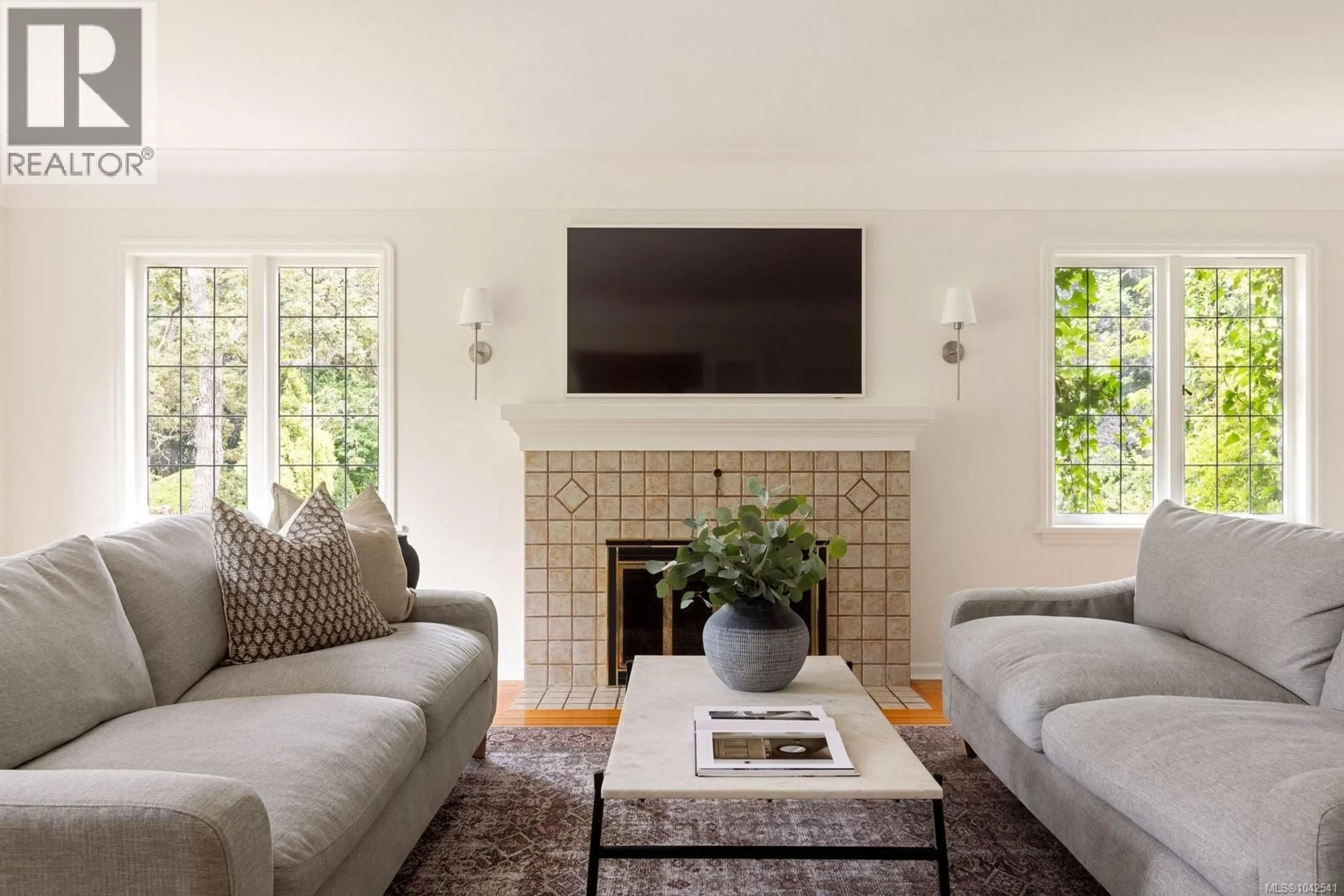 Living room with furniture, unknown for 3400 UPPER TERRACE ROAD, Oak Bay British Columbia V8R6E6
