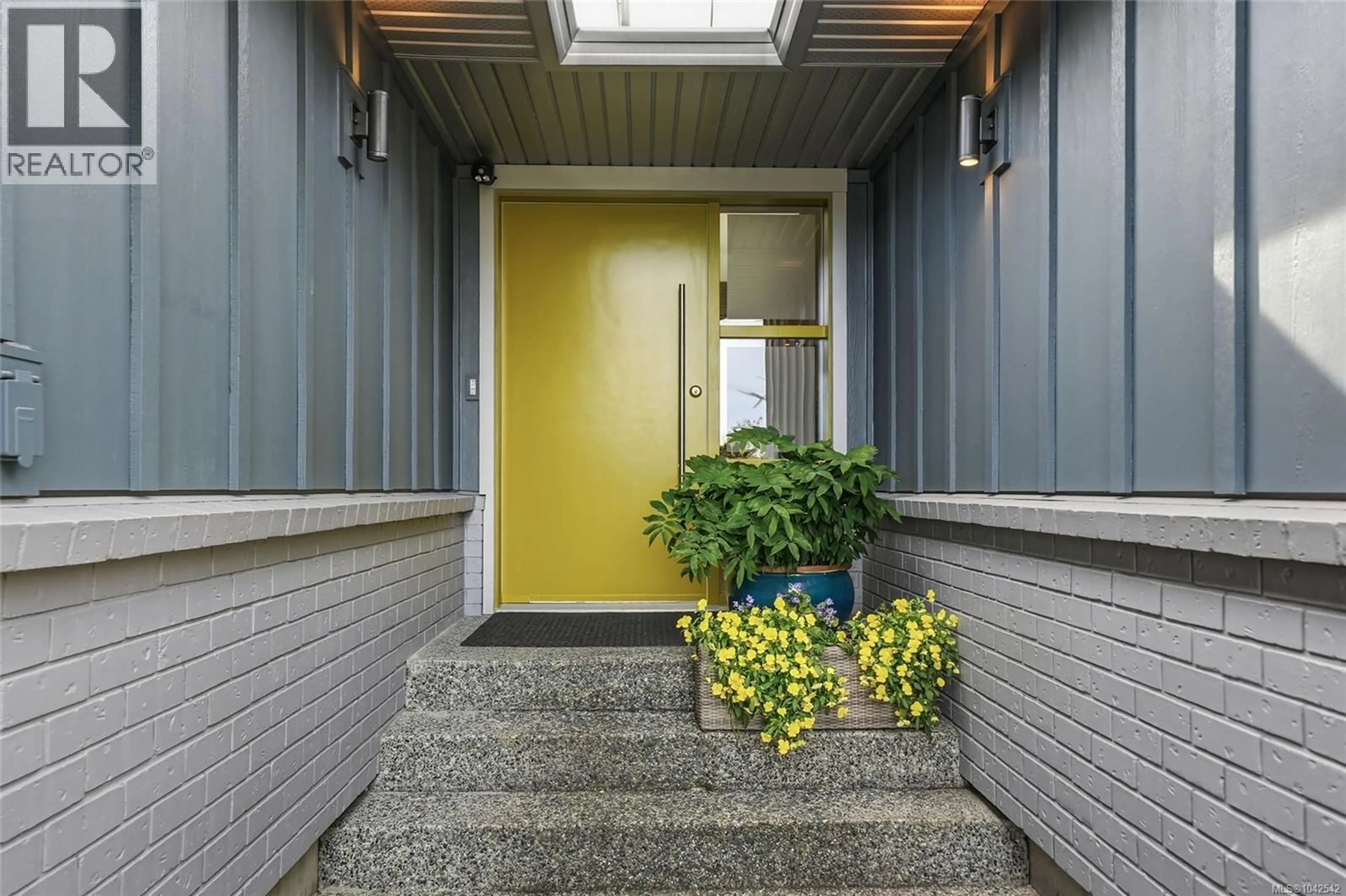 Indoor entryway for 235 CONCORDIA PLACE, Nanaimo British Columbia V9R6A9