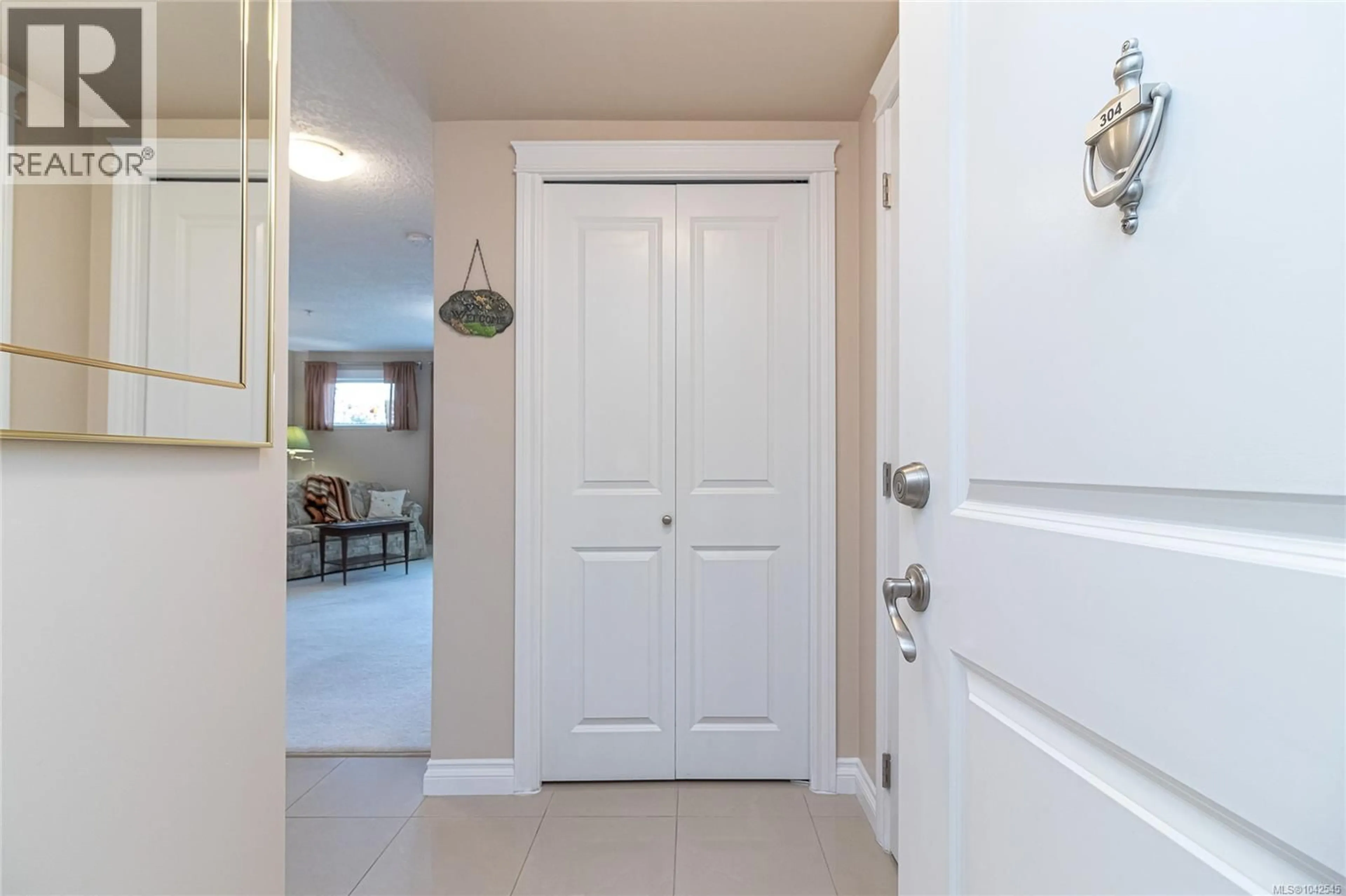 Indoor entryway for 304 - 4536 VIEWMONT AVENUE, Saanich British Columbia V8Z5L2