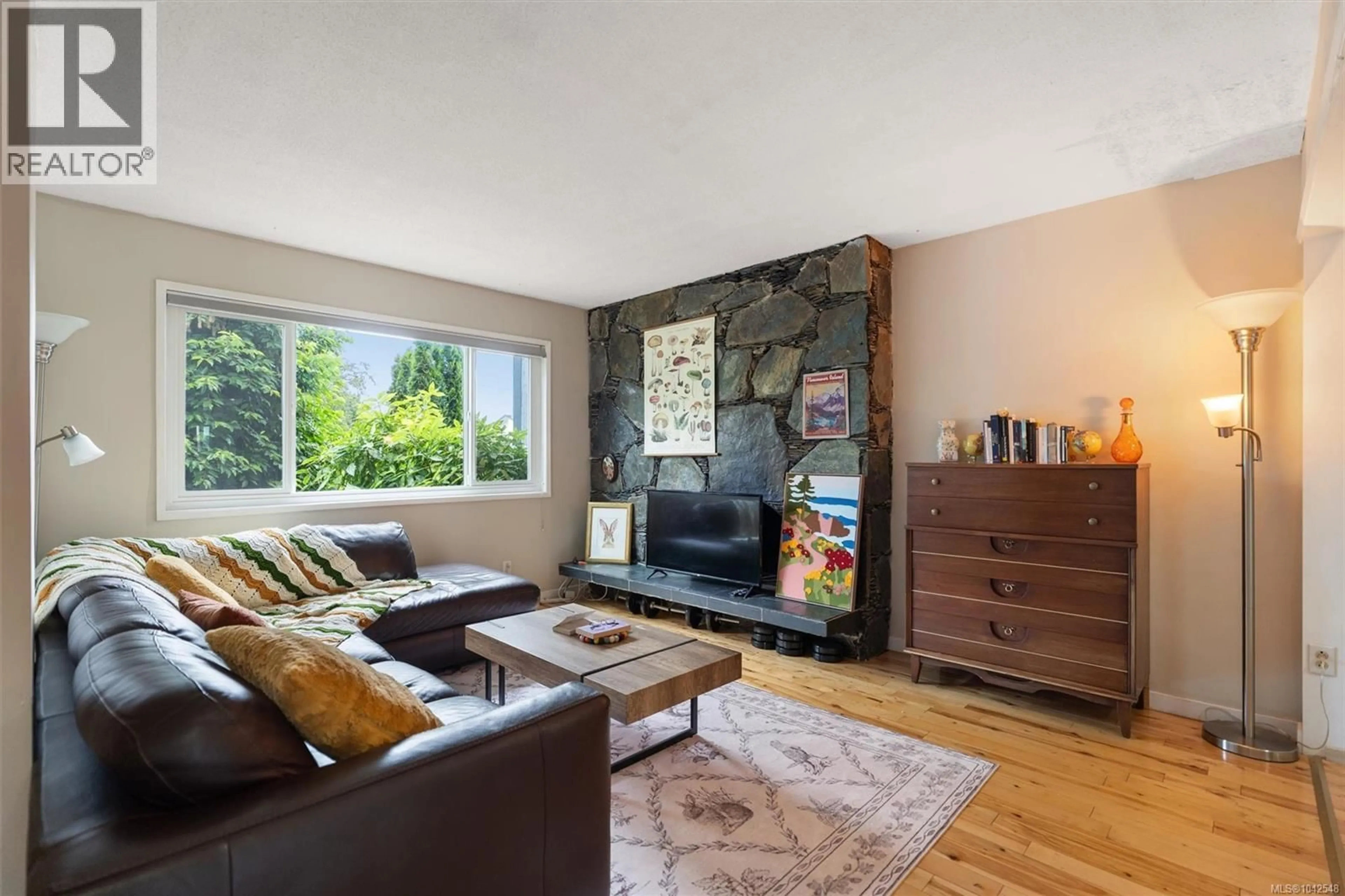 Living room with furniture, wood/laminate floor for 941 INSKIP STREET, Esquimalt British Columbia V9A4J6