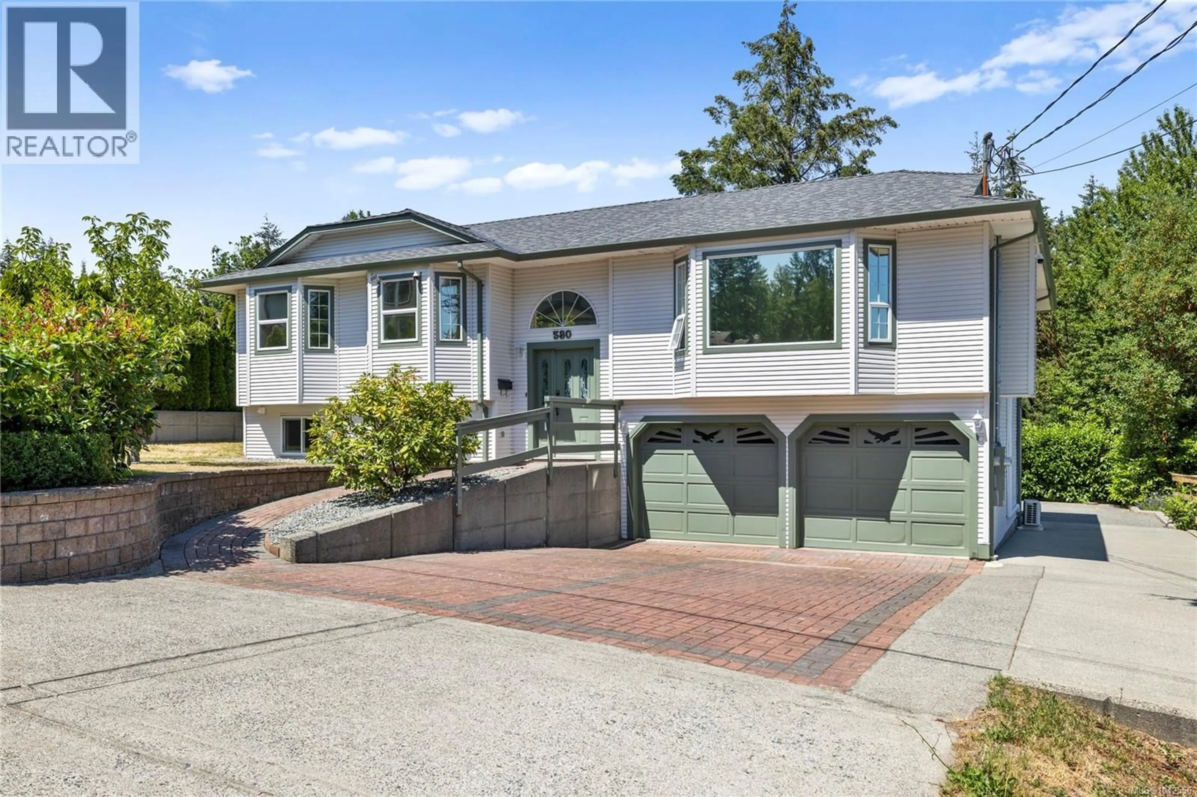 Home with vinyl exterior material, street for 580 NINTH STREET, Nanaimo British Columbia V9R6G5
