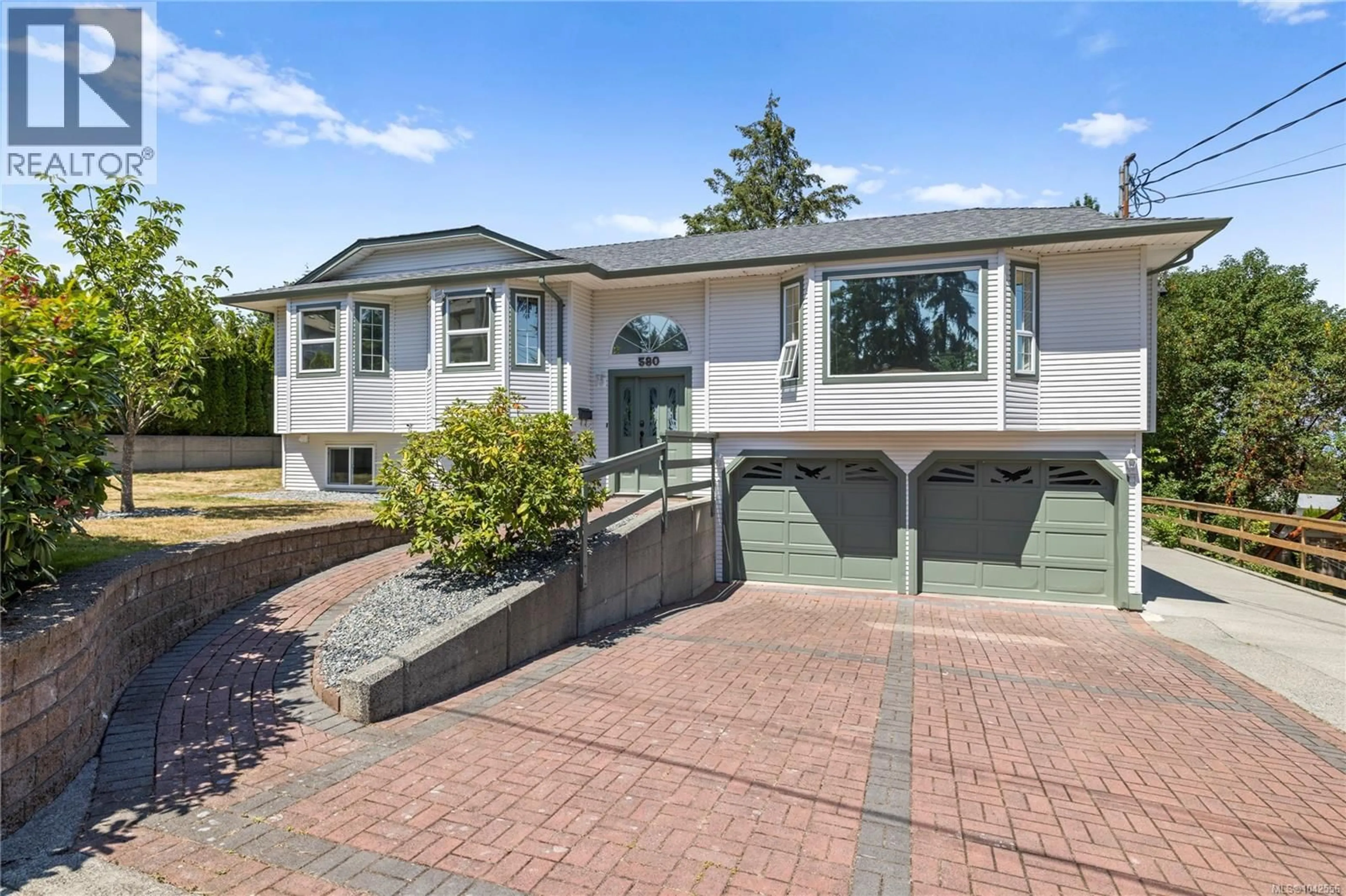 Home with vinyl exterior material, street for 580 NINTH STREET, Nanaimo British Columbia V9R6G5