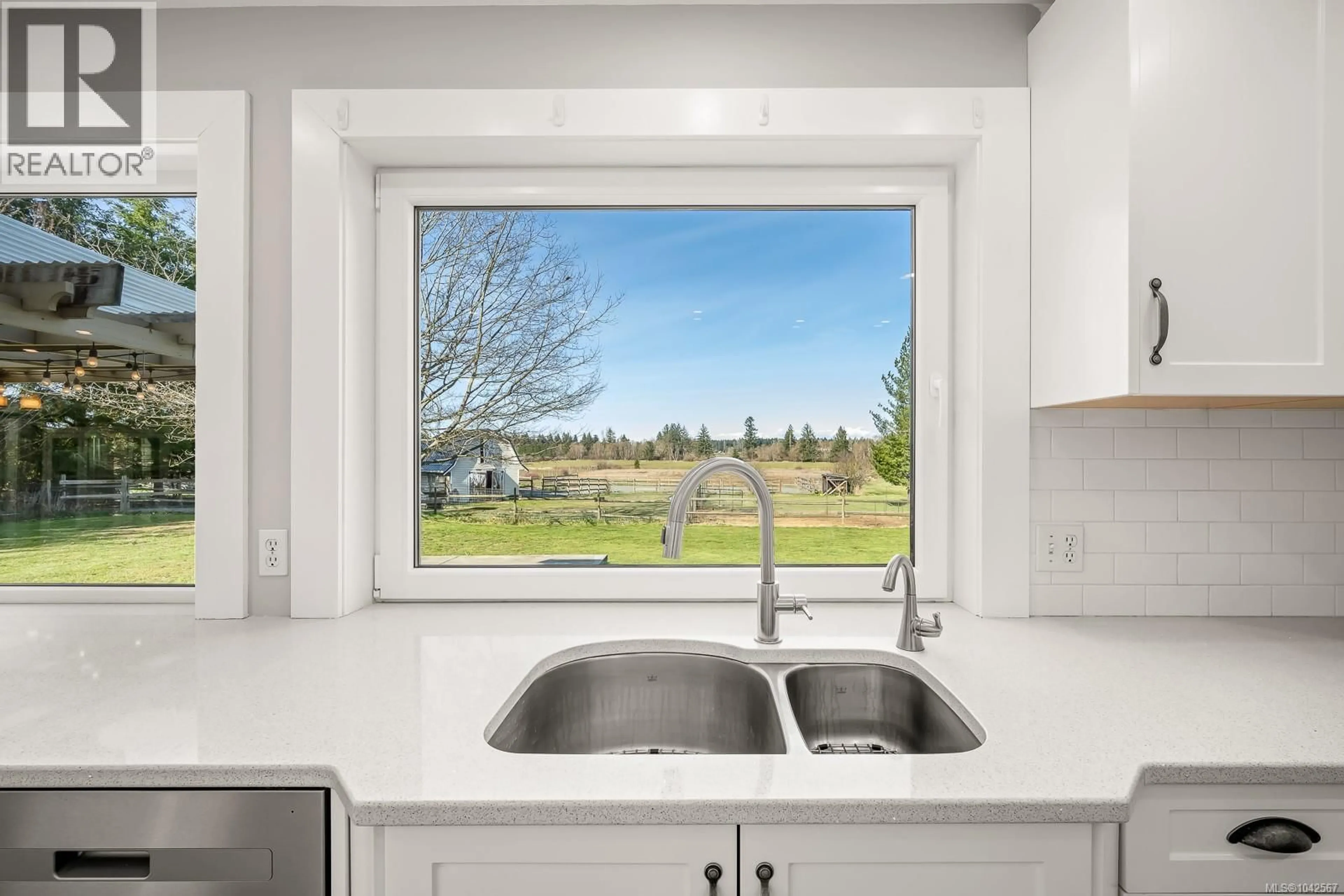 Open concept kitchen, ceramic/tile floor for 6104 LEDINGHAM ROAD, Courtenay British Columbia V9J1M9