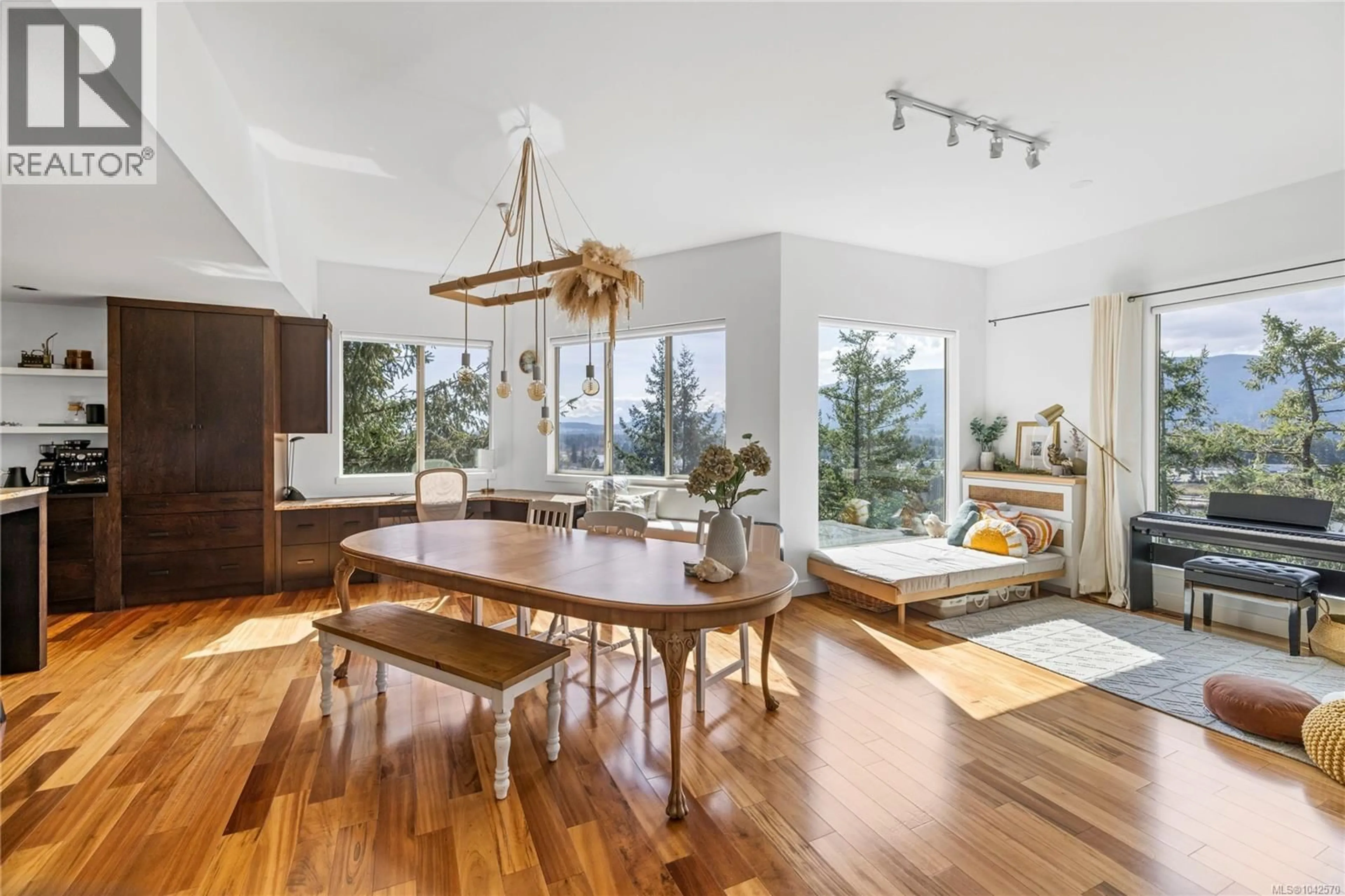 Dining room, wood/laminate floor for 340 SUMMIT DRIVE, Nanaimo British Columbia V9T5R2