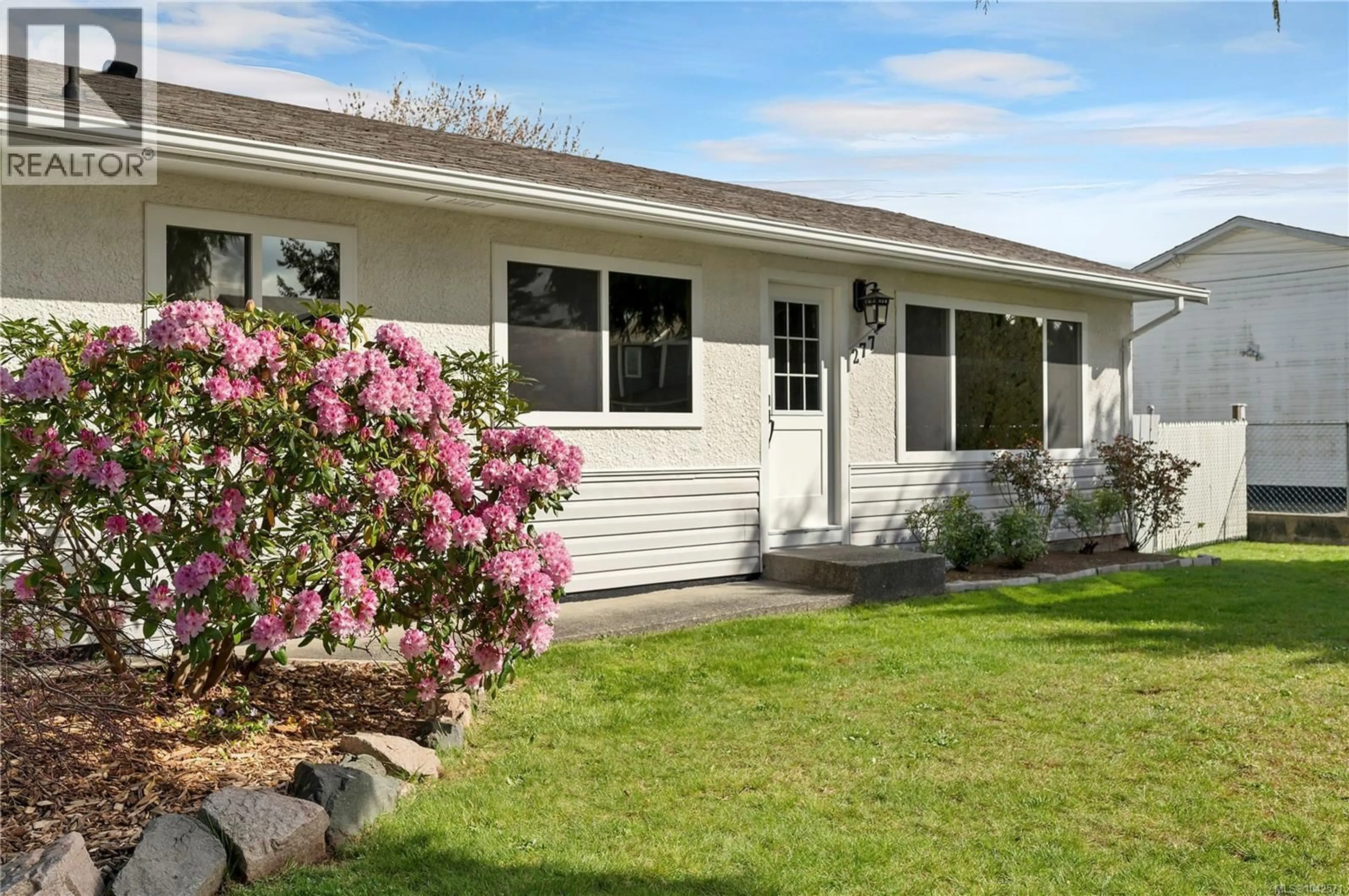 Home with vinyl exterior material, street for 277 CAROLYN ROAD, Campbell River British Columbia V9W3M2
