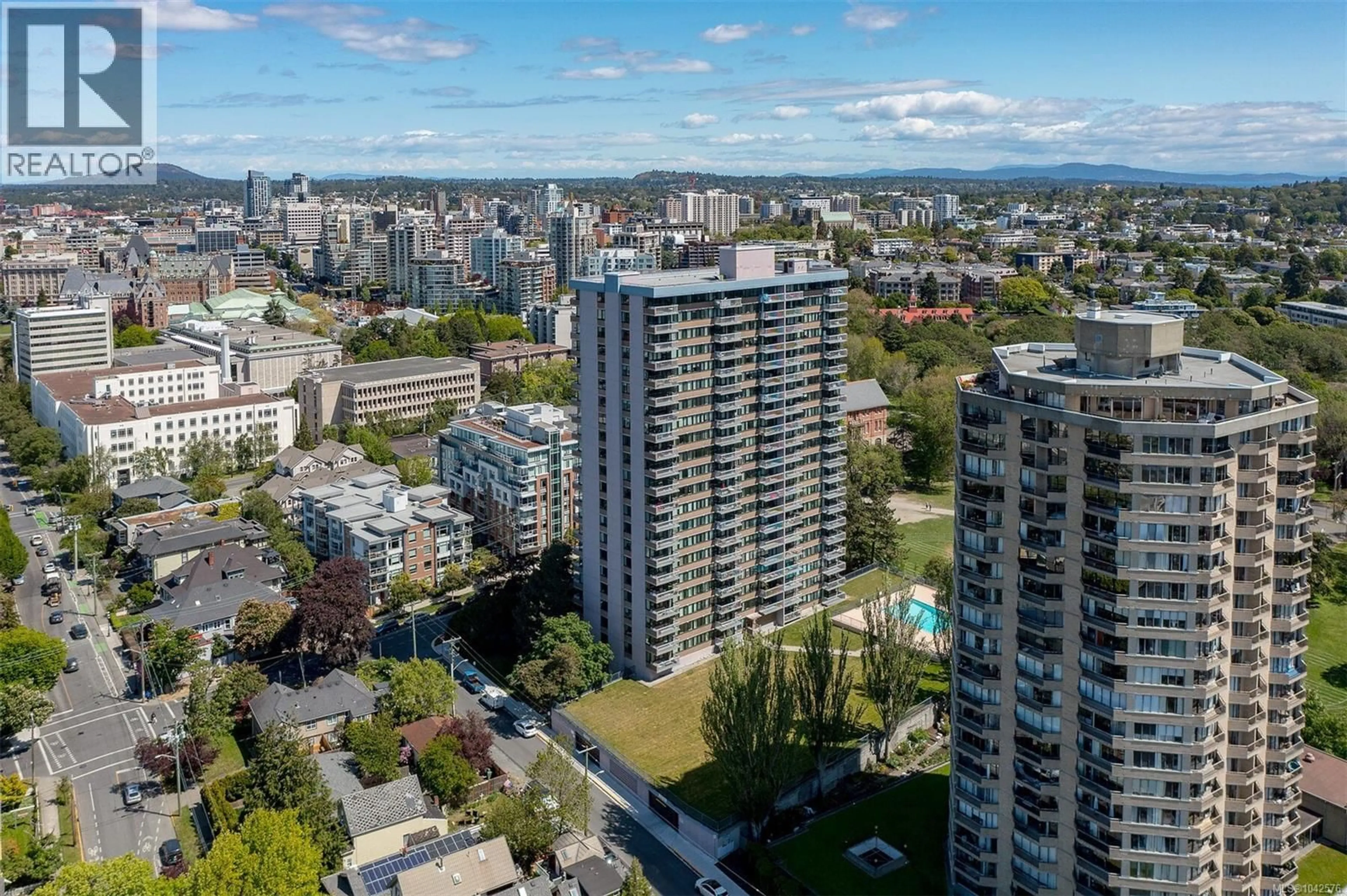 A pic from outside/outdoor area/front of a property/back of a property/a pic from drone, city buildings view from balcony for 1008 - 647 MICHIGAN STREET, Victoria British Columbia V8V1S9