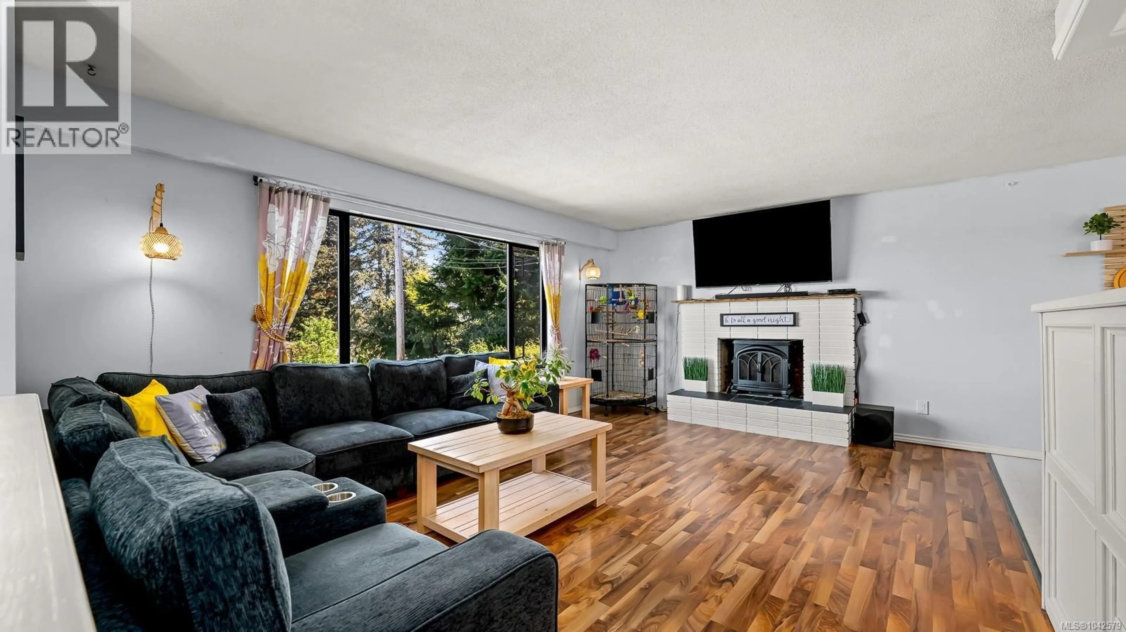 Living room with furniture, wood/laminate floor for 1068 RUBY ROAD, Campbell River British Columbia V9W1M8