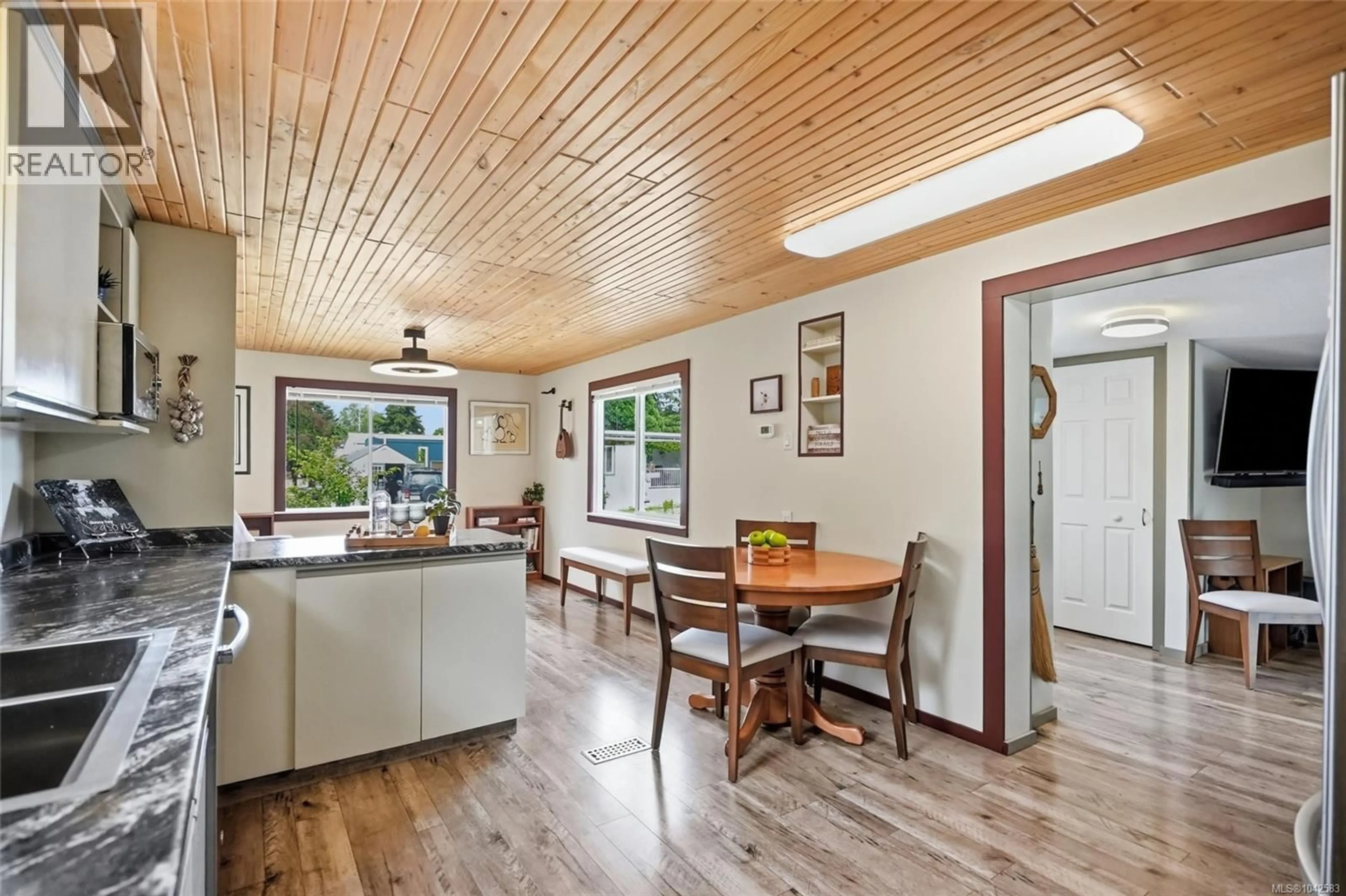 Open concept kitchen, wood/laminate floor for 26 - 150 CORFIELD STREET NORTH, Parksville British Columbia V9P1N9