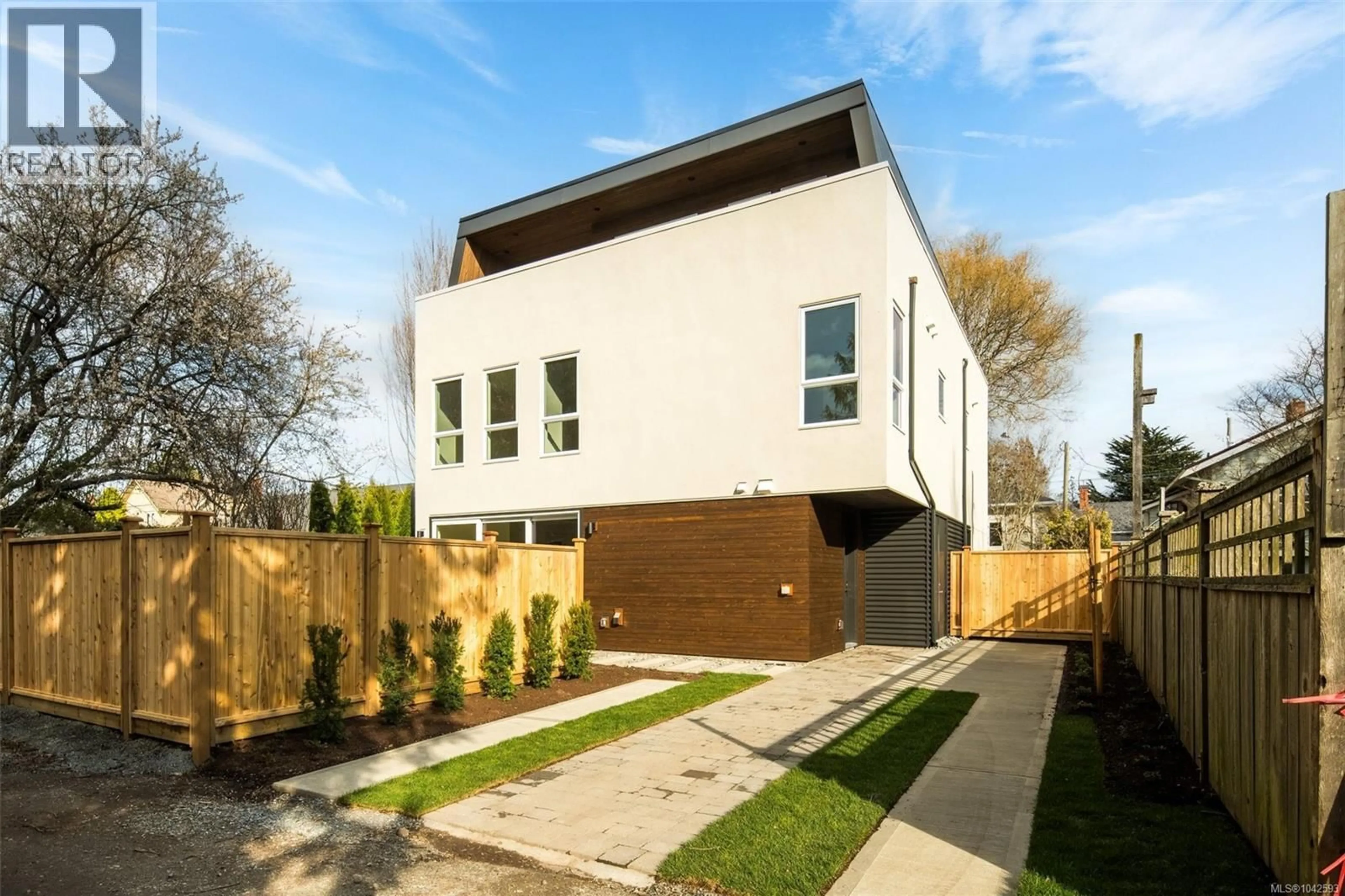 Home with brick exterior material, street for 1 - 920 ISLAND ROAD, Oak Bay British Columbia V8S2T9