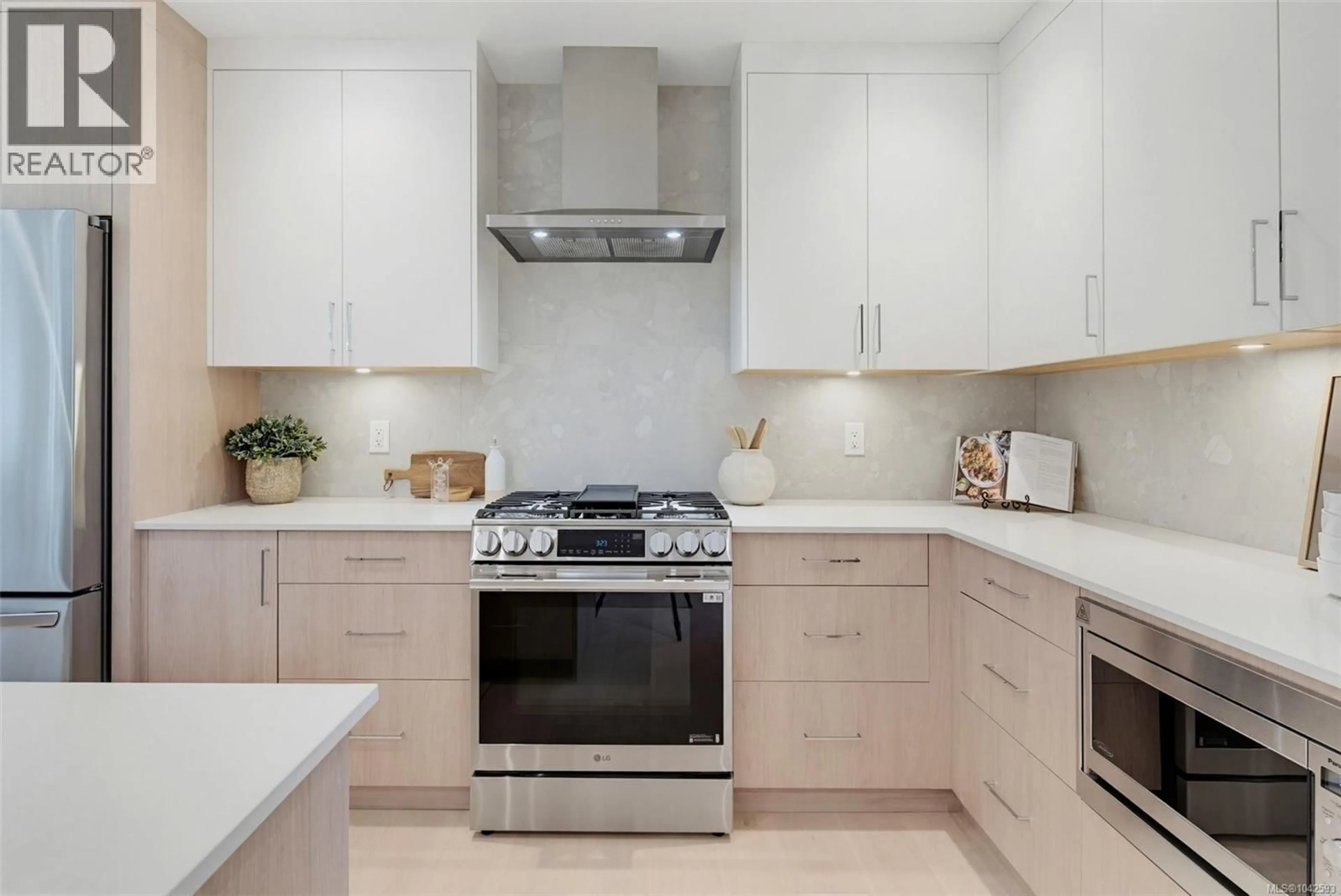 Contemporary kitchen, ceramic/tile floor for 1 - 920 ISLAND ROAD, Oak Bay British Columbia V8S2T9