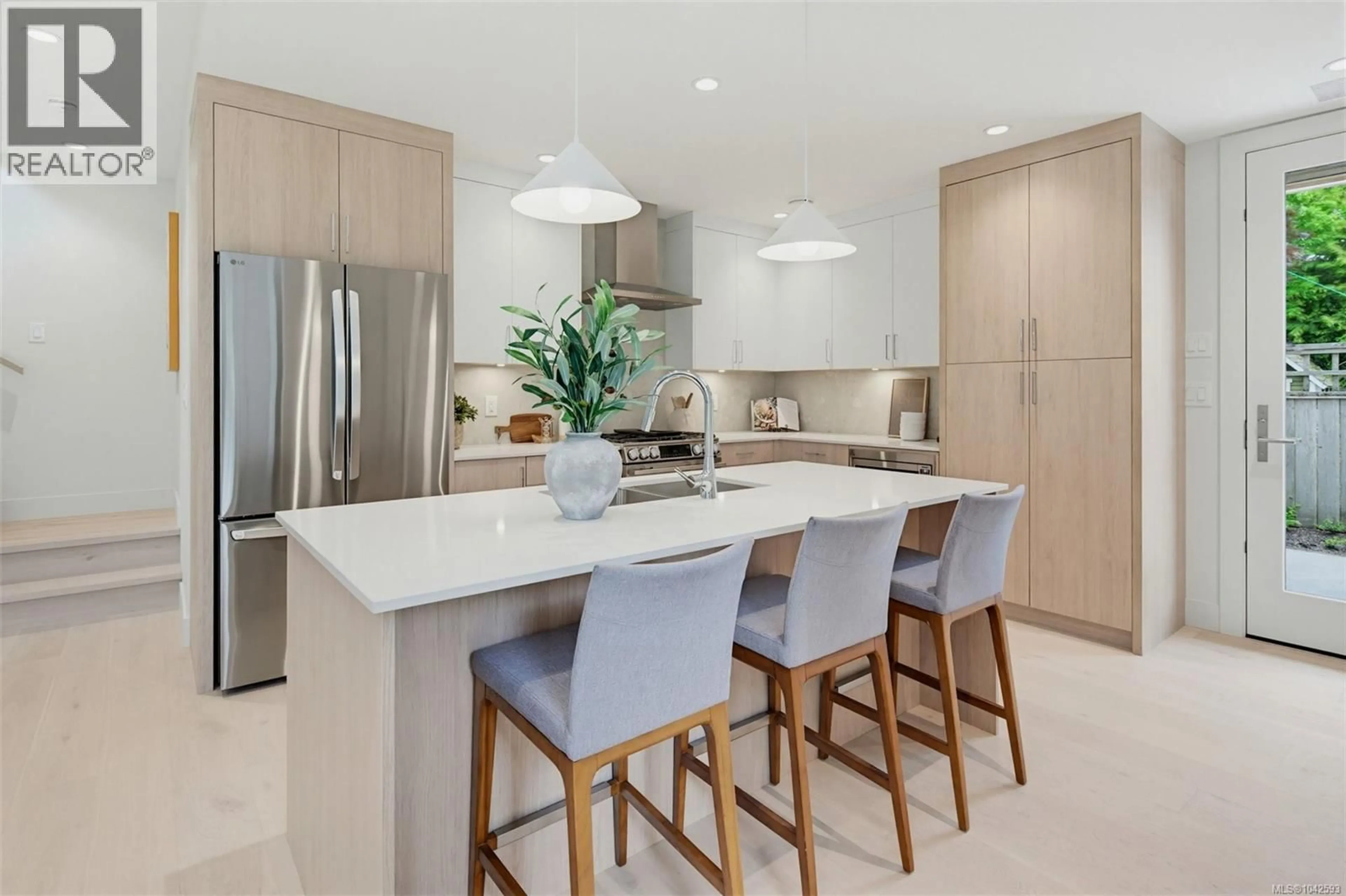 Contemporary kitchen, ceramic/tile floor for 1 - 920 ISLAND ROAD, Oak Bay British Columbia V8S2T9