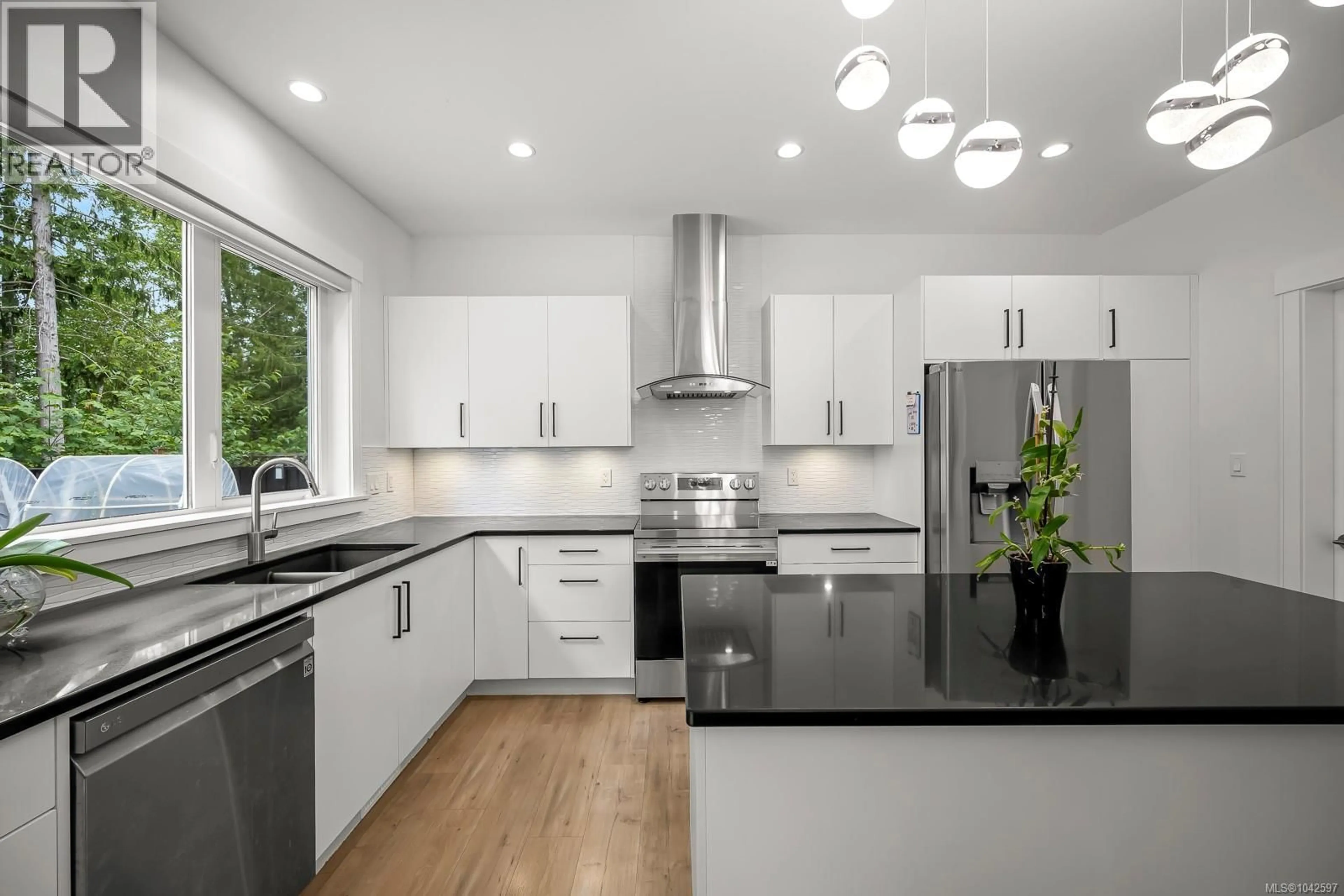 Contemporary kitchen, unknown for 2583 STEELE CRESCENT, Courtenay British Columbia V9N0C3