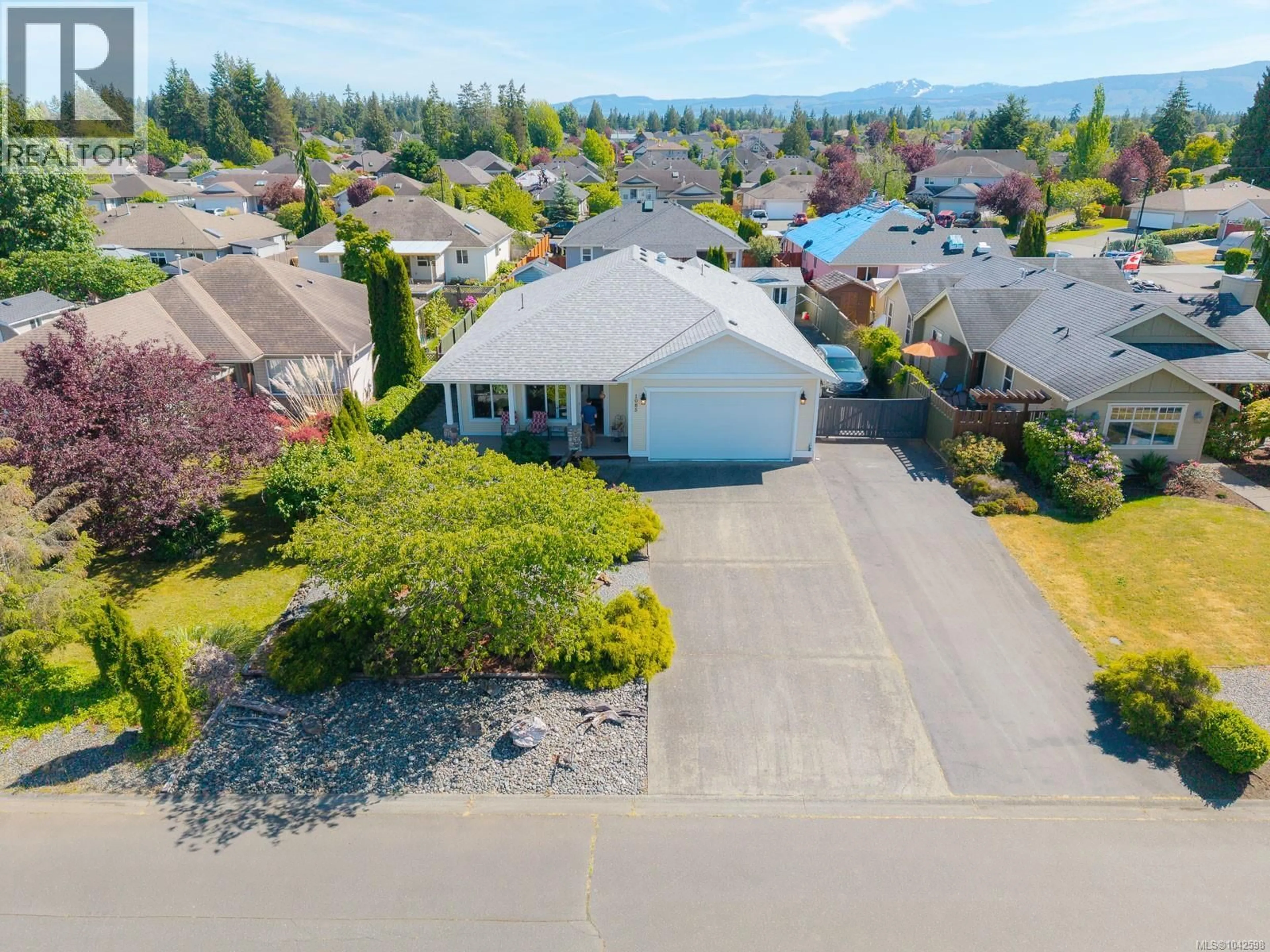 A pic from outside/outdoor area/front of a property/back of a property/a pic from drone, street for 1085 TARA CRESCENT, Parksville British Columbia V9P2W5