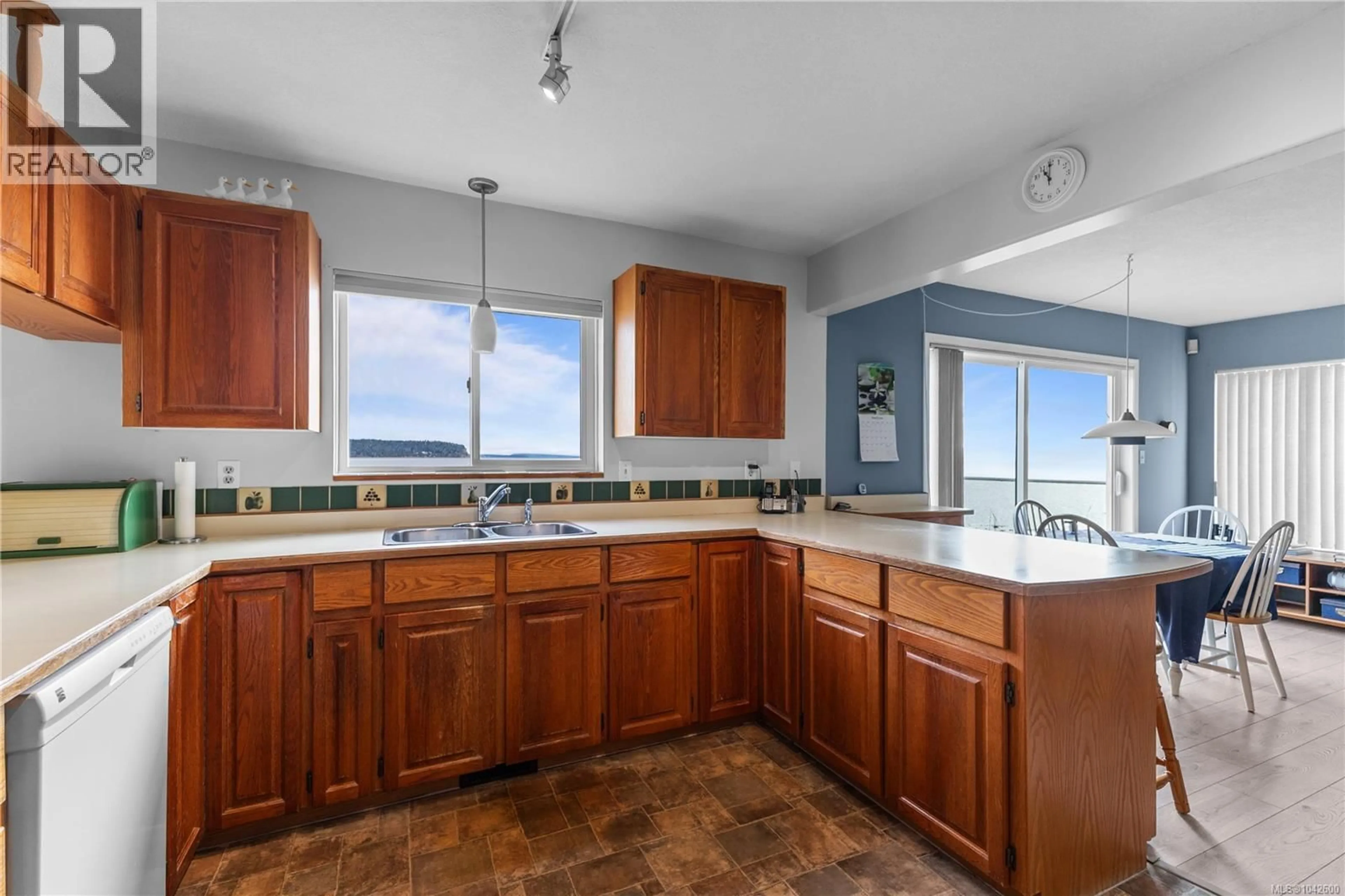 Standard kitchen, ceramic/tile floor for 1081 ISLAND HIGHWAY SOUTH, Campbell River British Columbia V9W1B4
