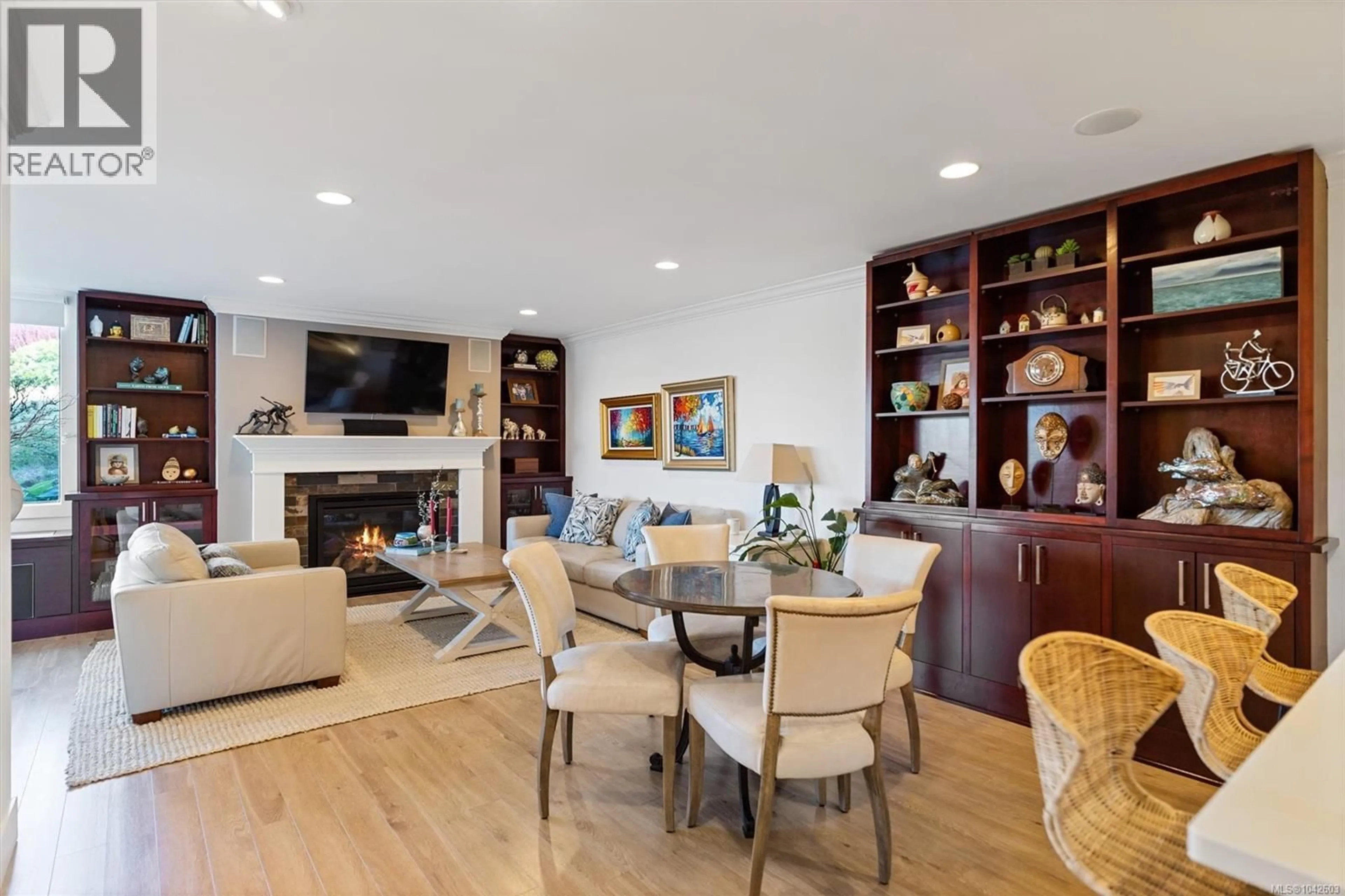 Living room with furniture, wood/laminate floor for 101 - 640 MONTREAL STREET, Victoria British Columbia V8V1Z8
