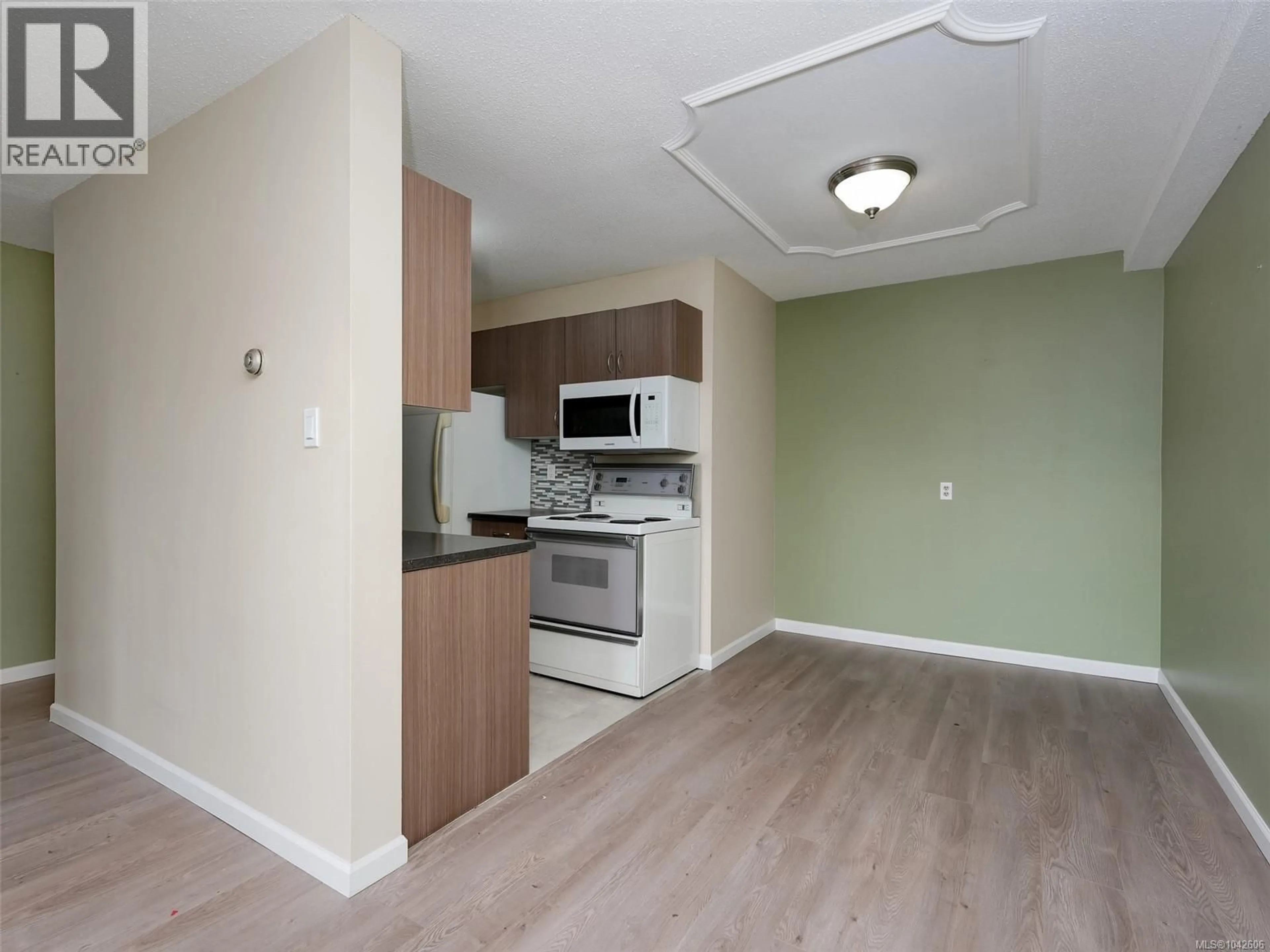 Standard kitchen, wood/laminate floor for 120 - 1680 POPLAR AVENUE, Saanich British Columbia V8P4K7