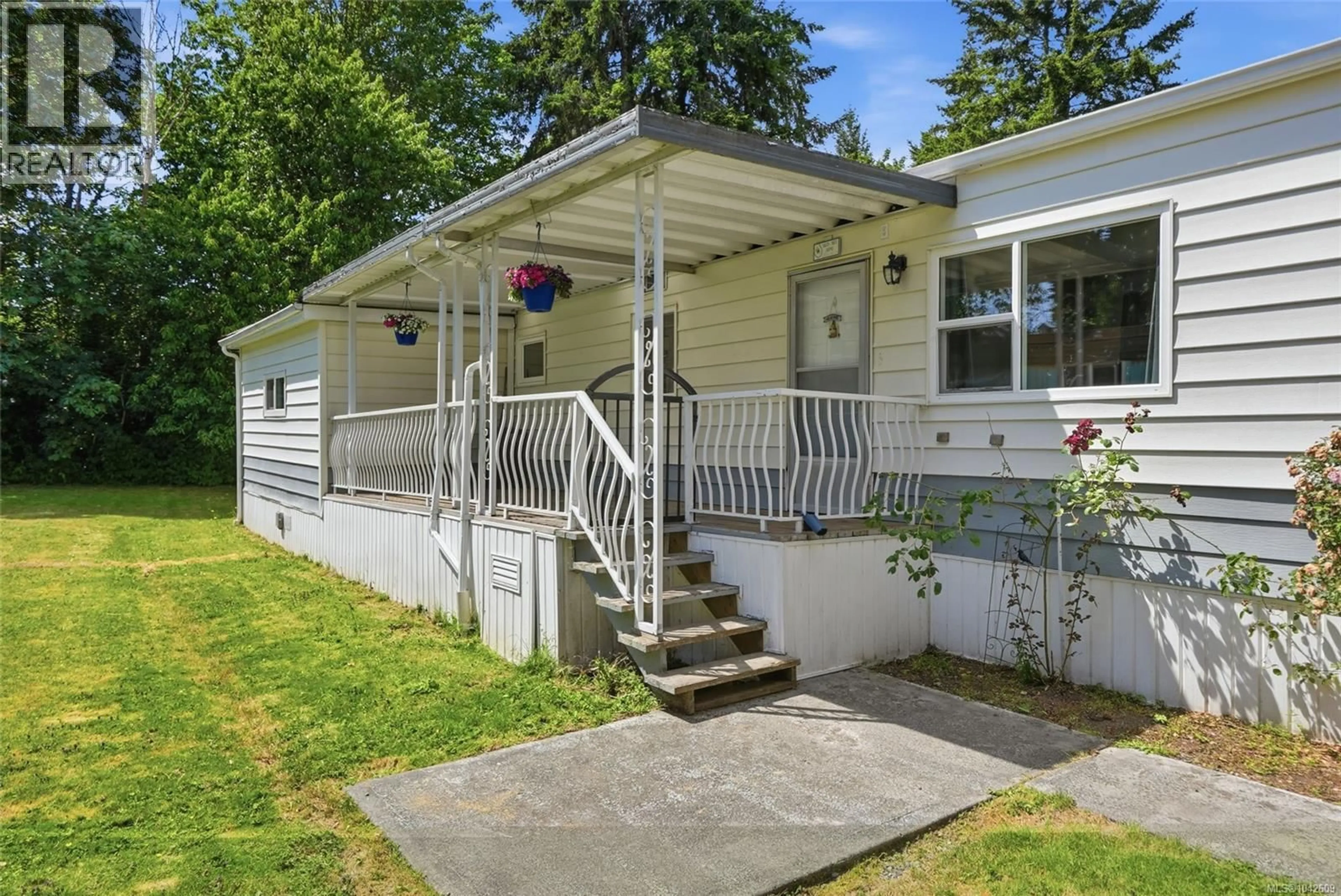 Home with vinyl exterior material, street for 105 - 1359 CRANBERRY AVENUE, Nanaimo British Columbia V9R6L5