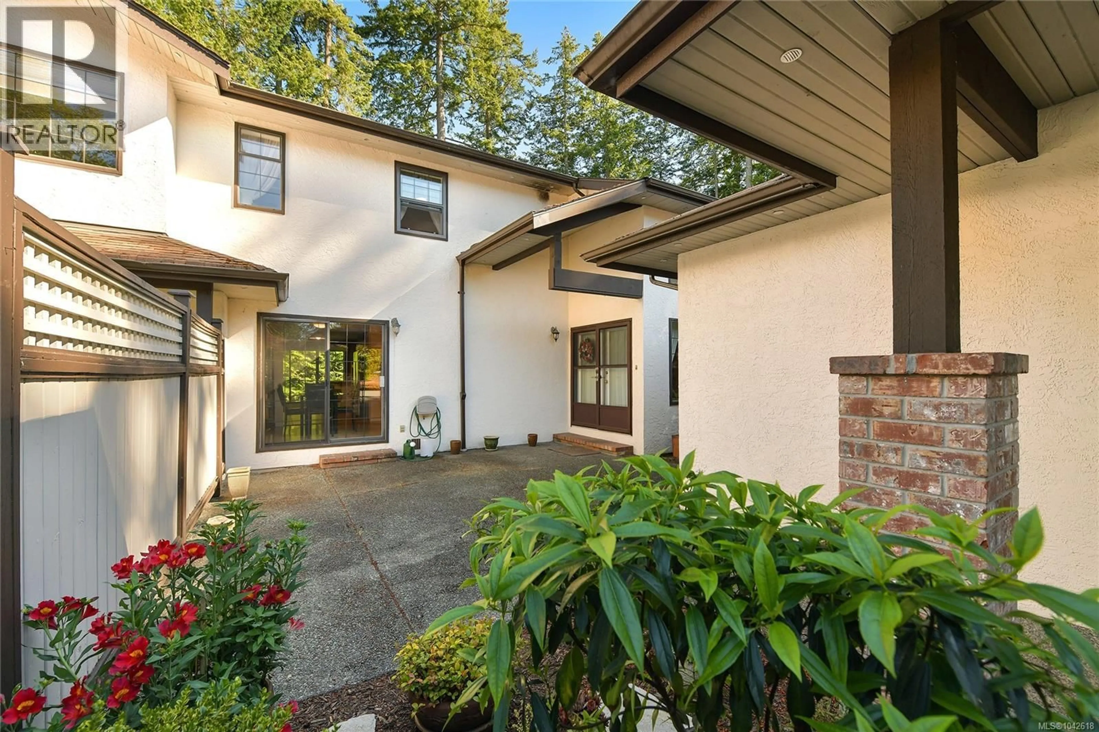 Unknown for 3 - 4631 LOCHSIDE DRIVE, Saanich British Columbia V8Y2S9