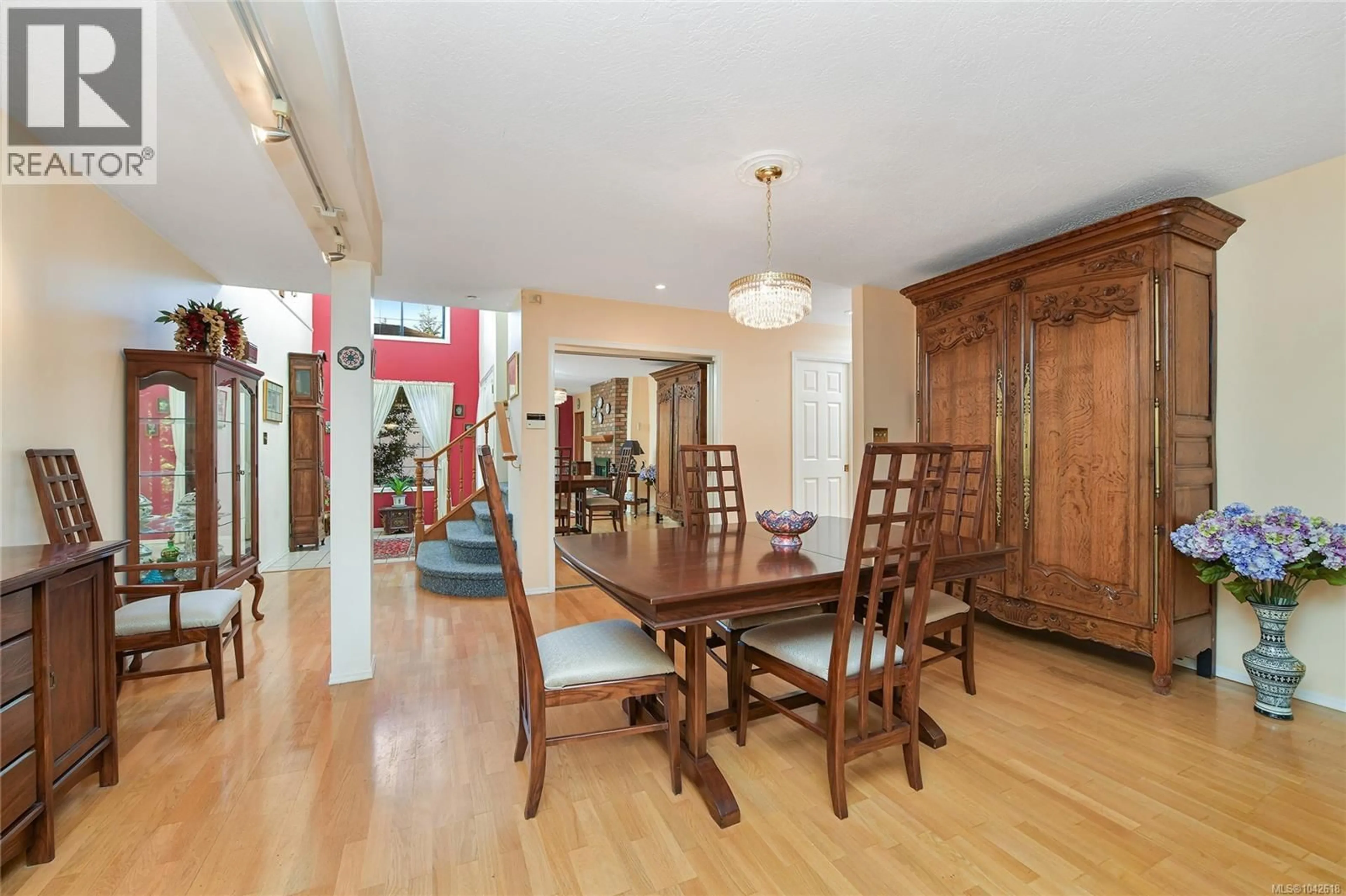 Dining room, wood/laminate floor for 3 - 4631 LOCHSIDE DRIVE, Saanich British Columbia V8Y2S9