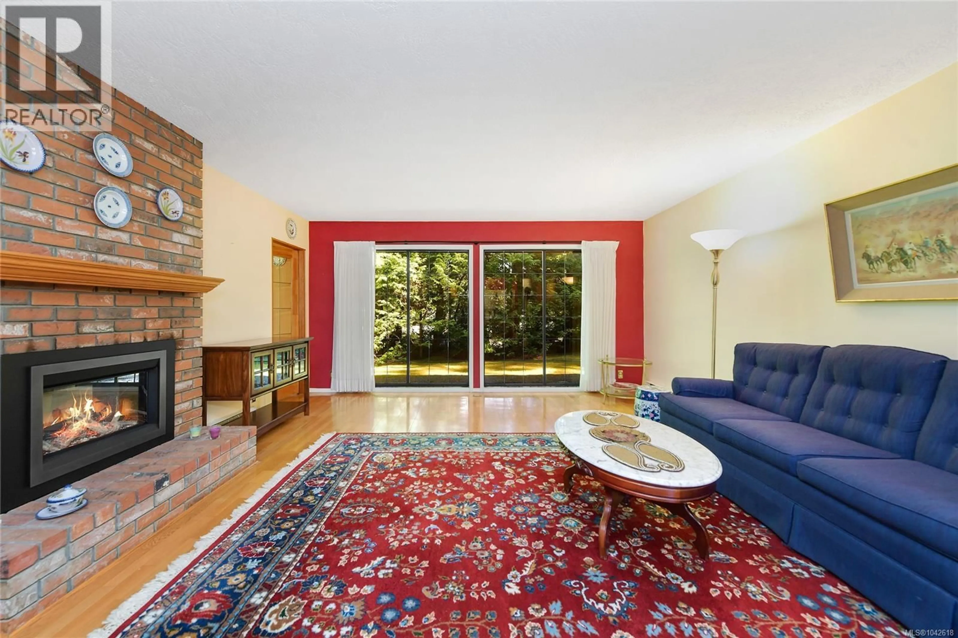 Living room with furniture, unknown for 3 - 4631 LOCHSIDE DRIVE, Saanich British Columbia V8Y2S9