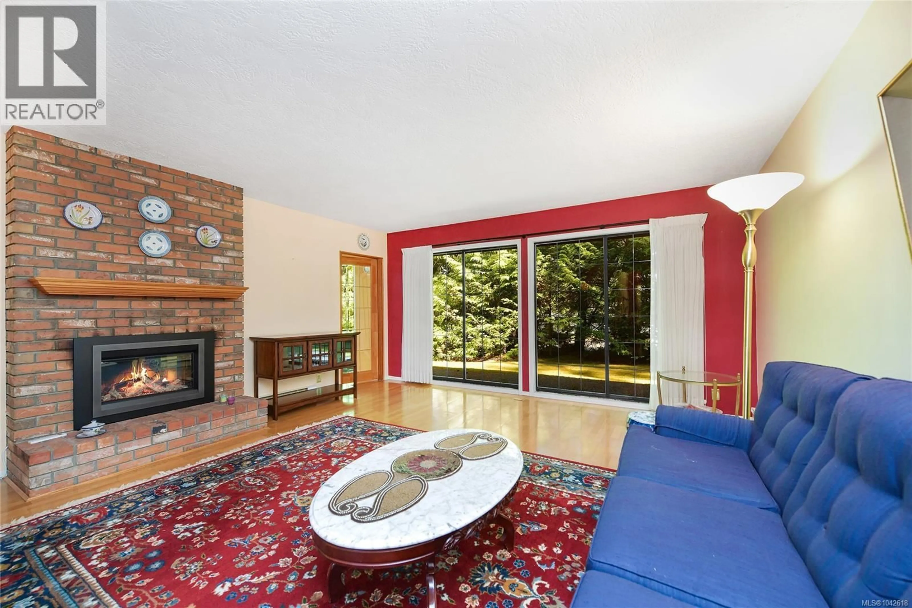 Living room with furniture, unknown for 3 - 4631 LOCHSIDE DRIVE, Saanich British Columbia V8Y2S9