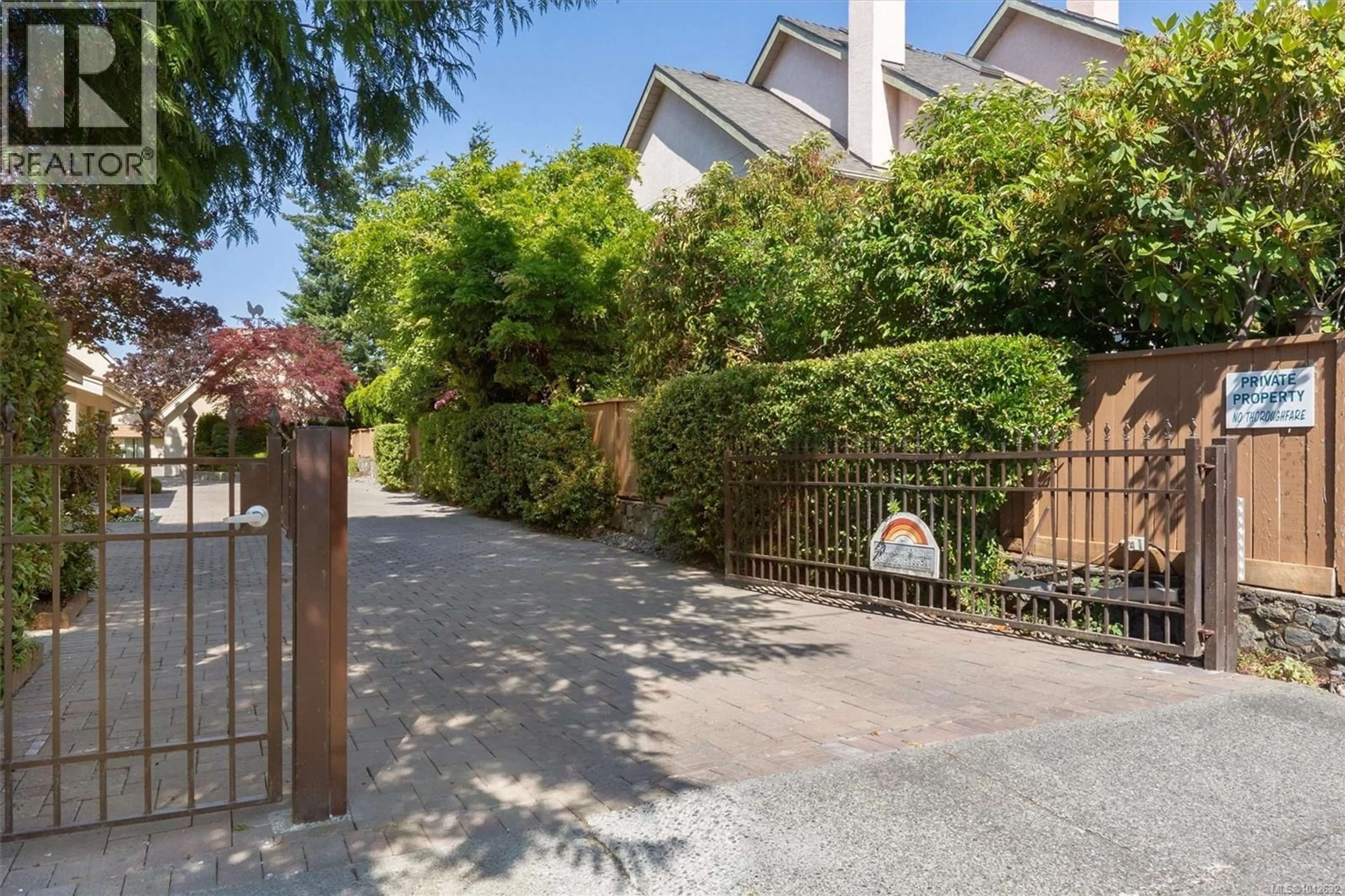 A pic from outside/outdoor area/front of a property/back of a property/a pic from drone, street for 140 - 210 RUSSELL STREET, Victoria British Columbia V9A3X2