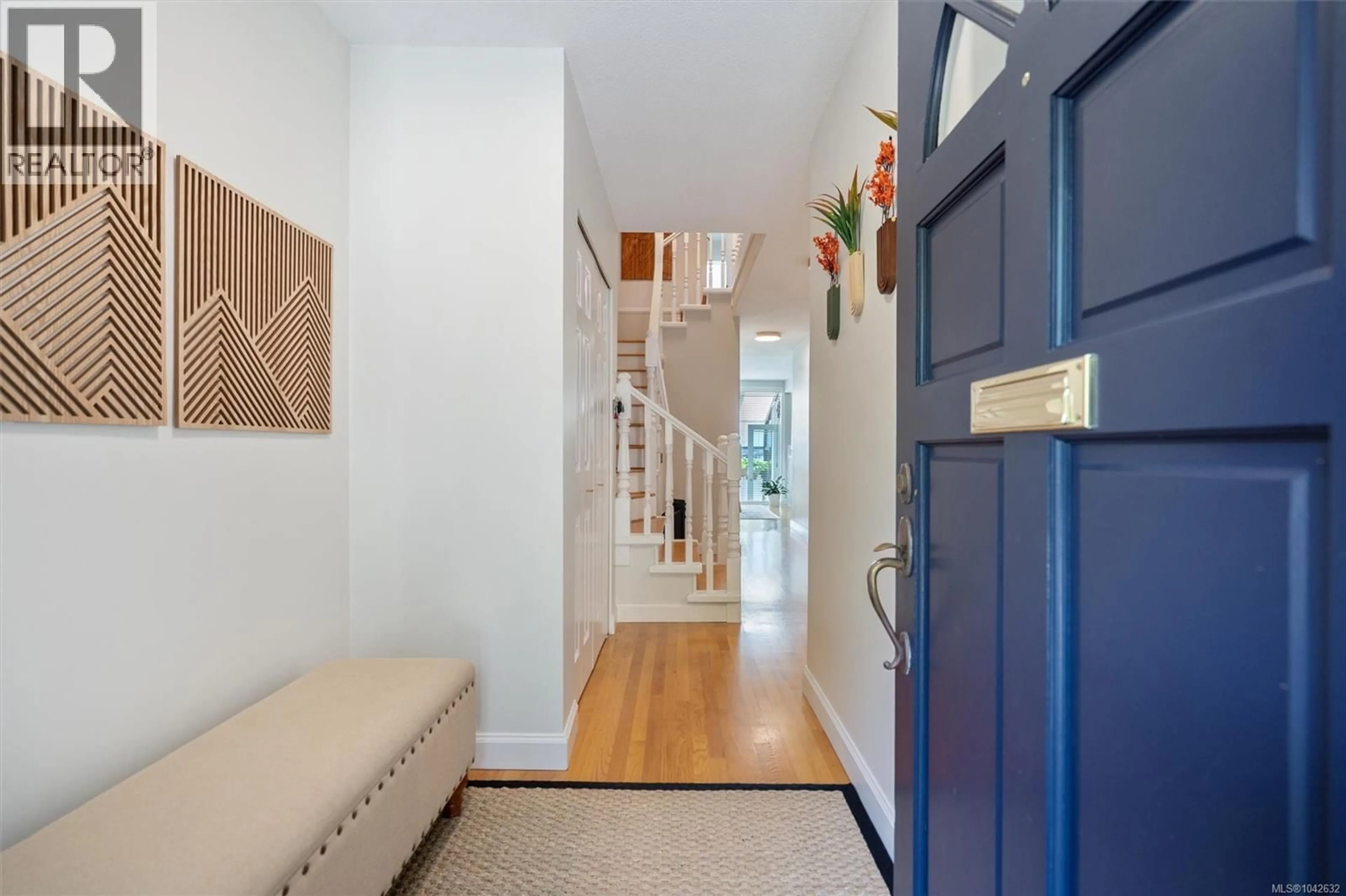 Indoor entryway for 140 - 210 RUSSELL STREET, Victoria British Columbia V9A3X2