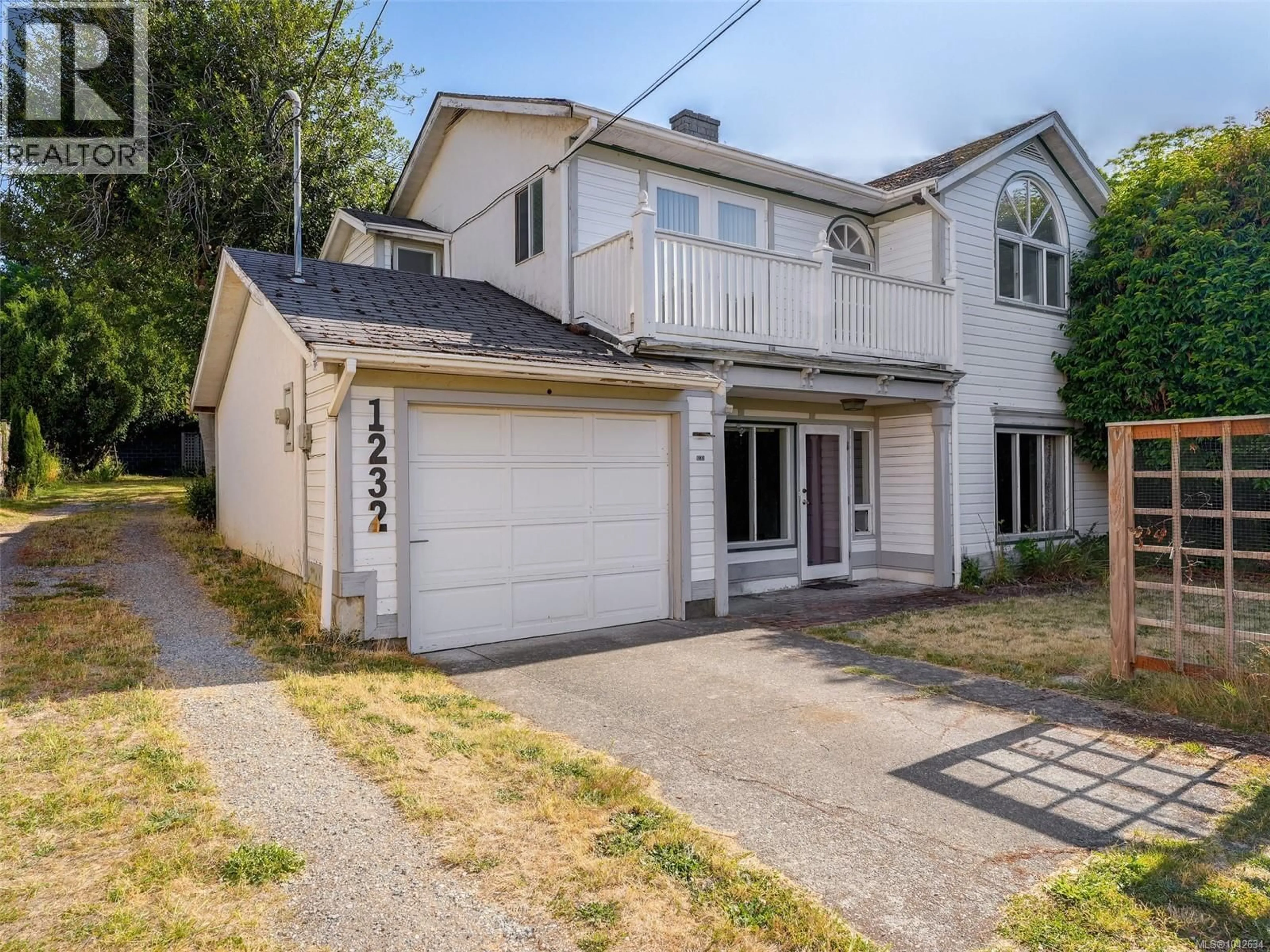 Home with vinyl exterior material, street for 1232 RICHARDSON STREET, Victoria British Columbia V8V3E1