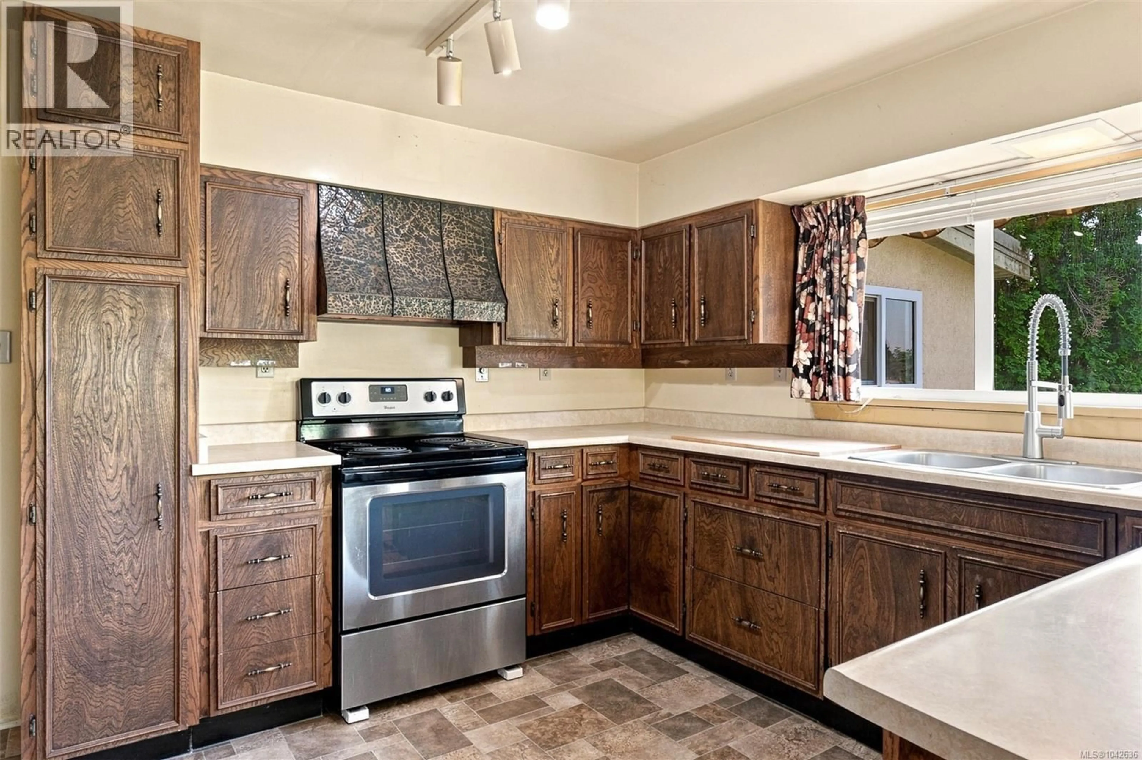 Standard kitchen, ceramic/tile floor for 950 DUNN AVENUE, Saanich British Columbia V8X2Z4