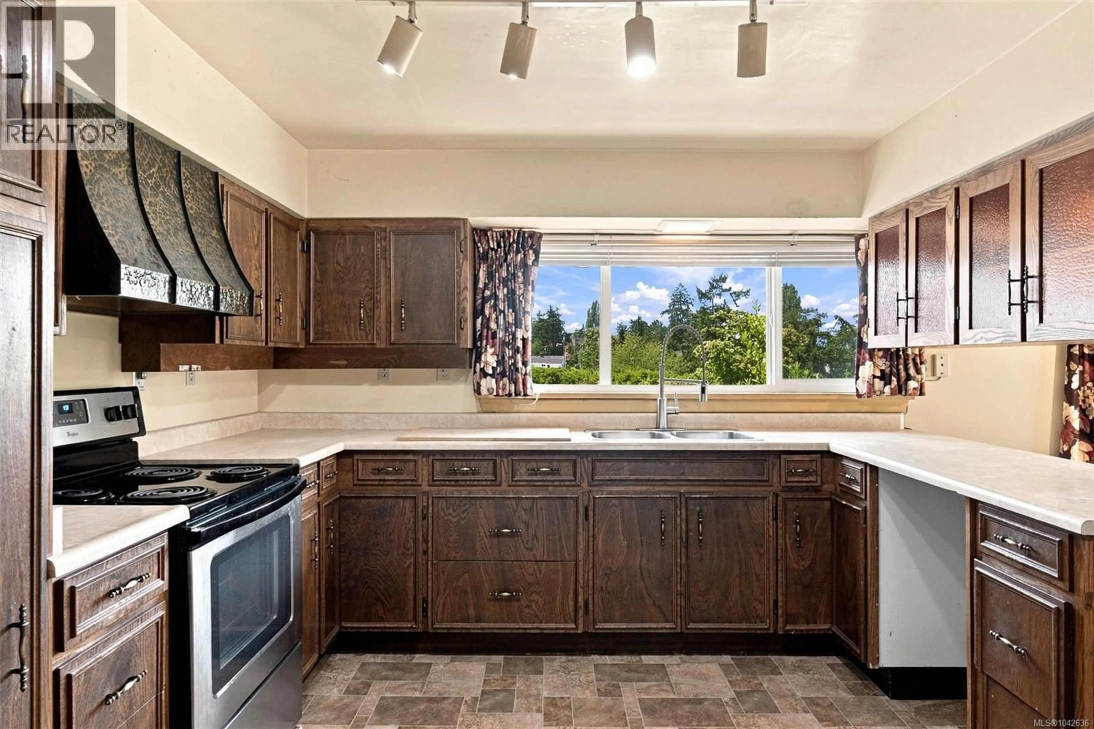 Standard kitchen, ceramic/tile floor for 950 DUNN AVENUE, Saanich British Columbia V8X2Z4