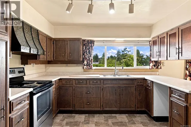 950 DUNN AVENUE, Saanich 4