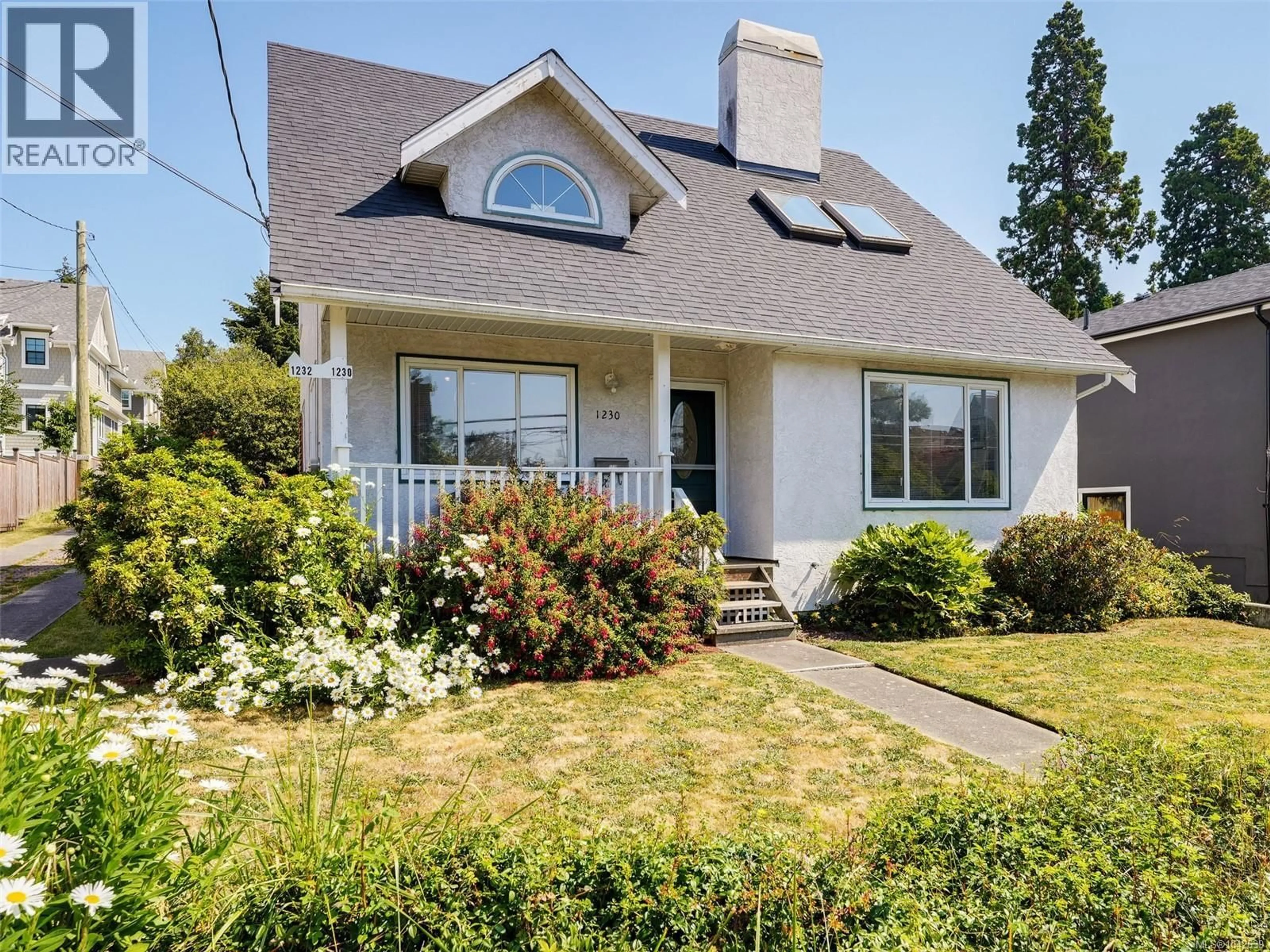 Home with vinyl exterior material, street for 1230 RICHARDSON STREET, Victoria British Columbia V8V3E1