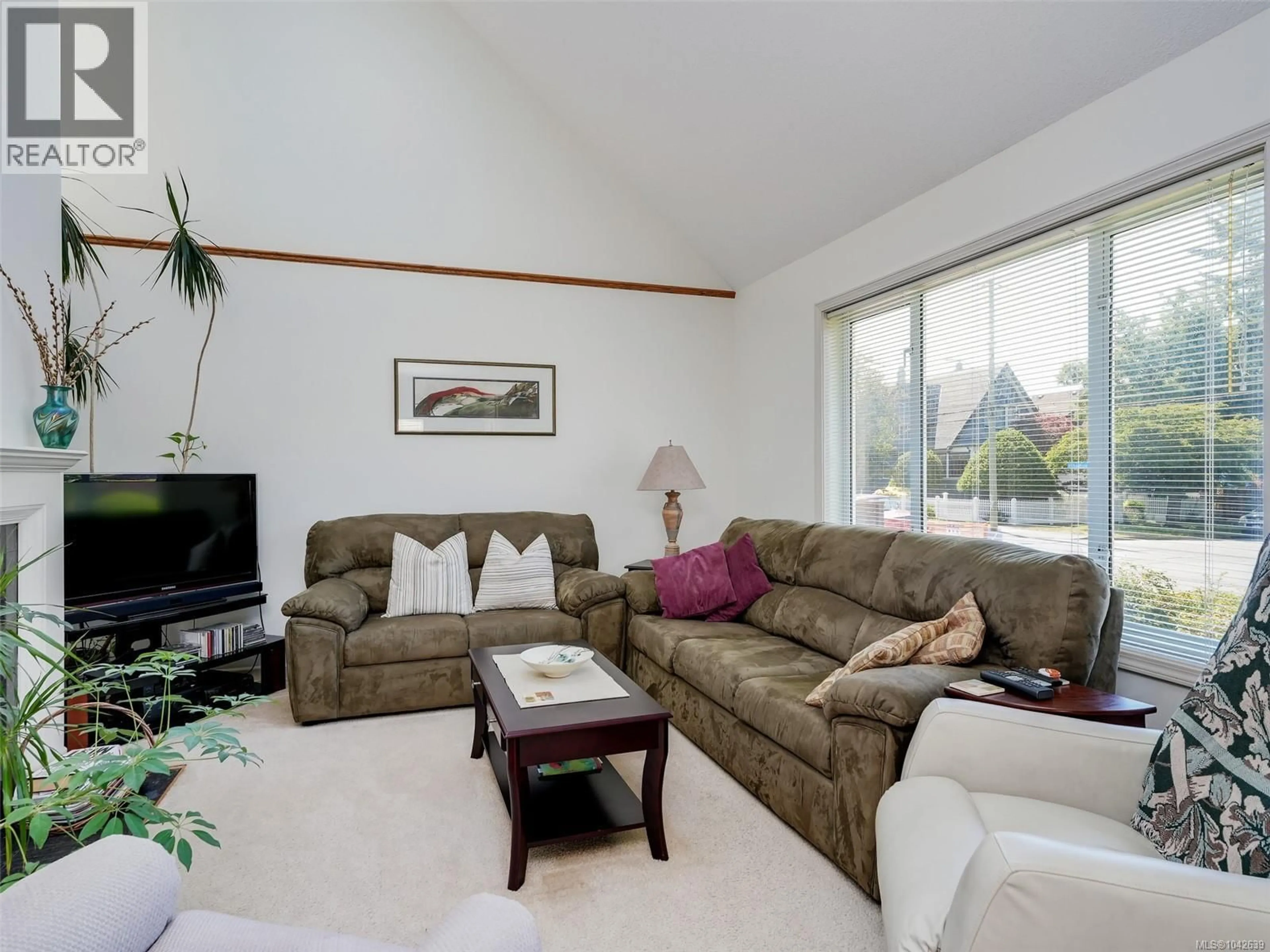 Living room with furniture, wood/laminate floor for 1230 RICHARDSON STREET, Victoria British Columbia V8V3E1